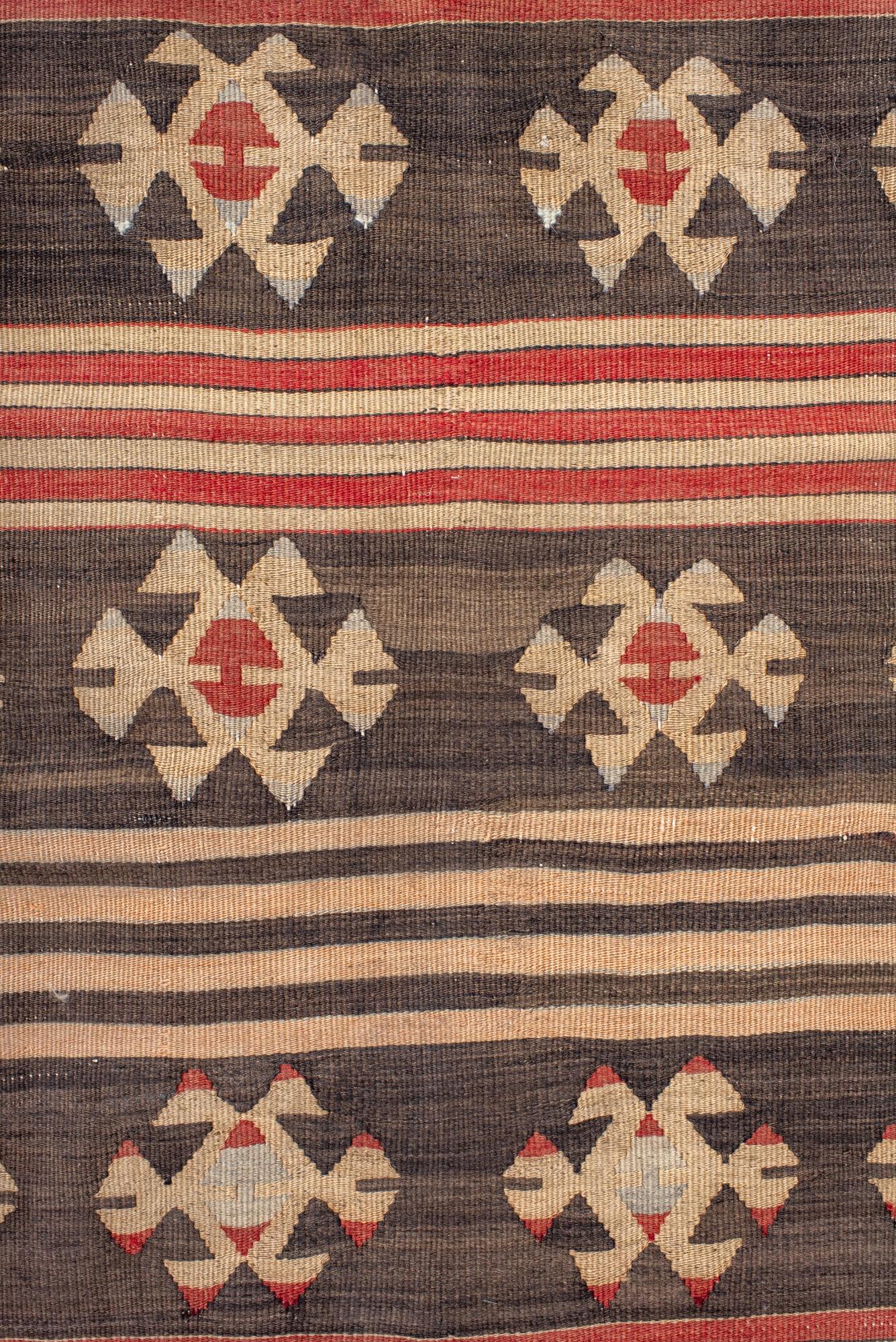 Tessuto a mano Striscia kilim turca vintage con medaglioni tribali in vendita