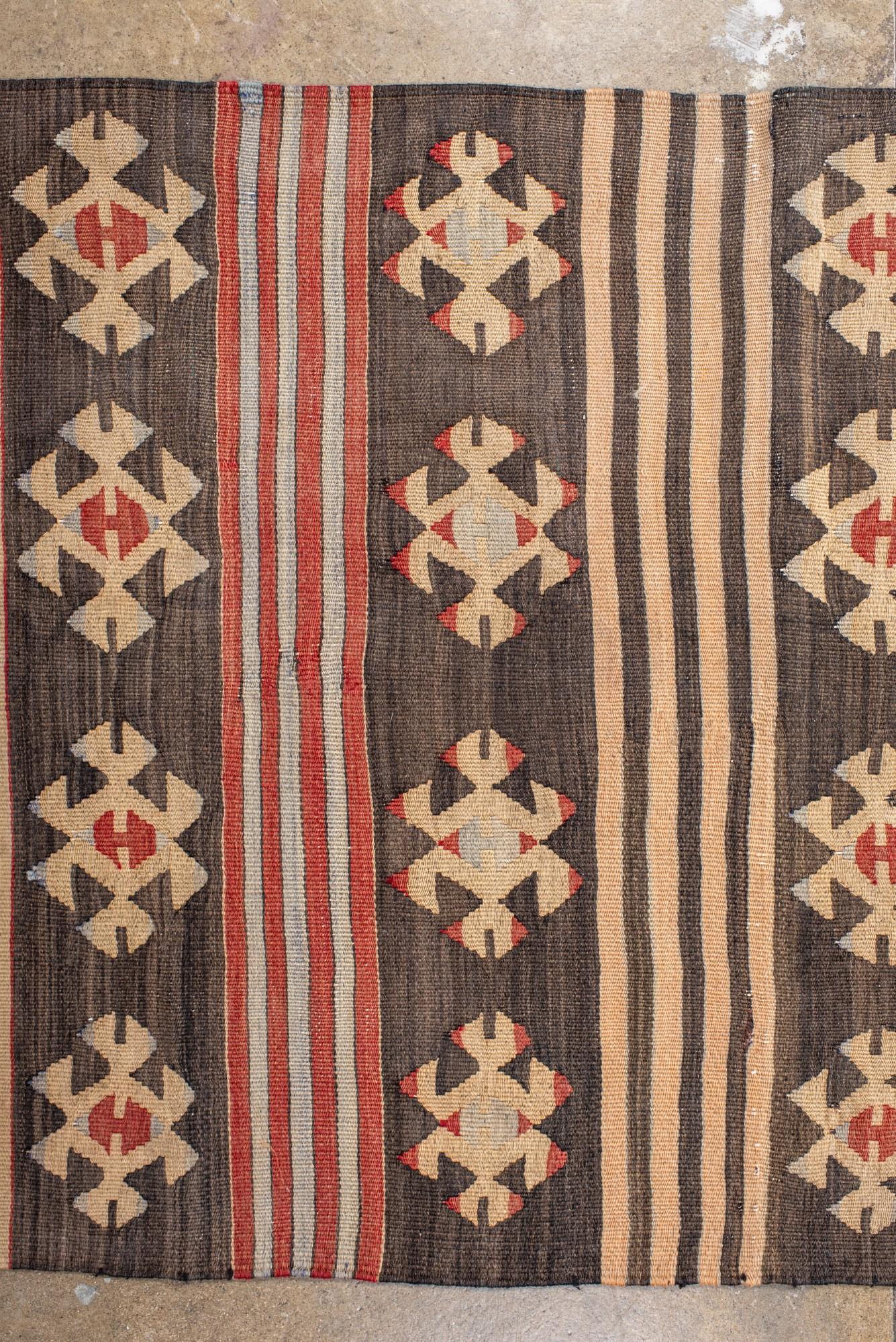 XX secolo Striscia kilim turca vintage con medaglioni tribali in vendita