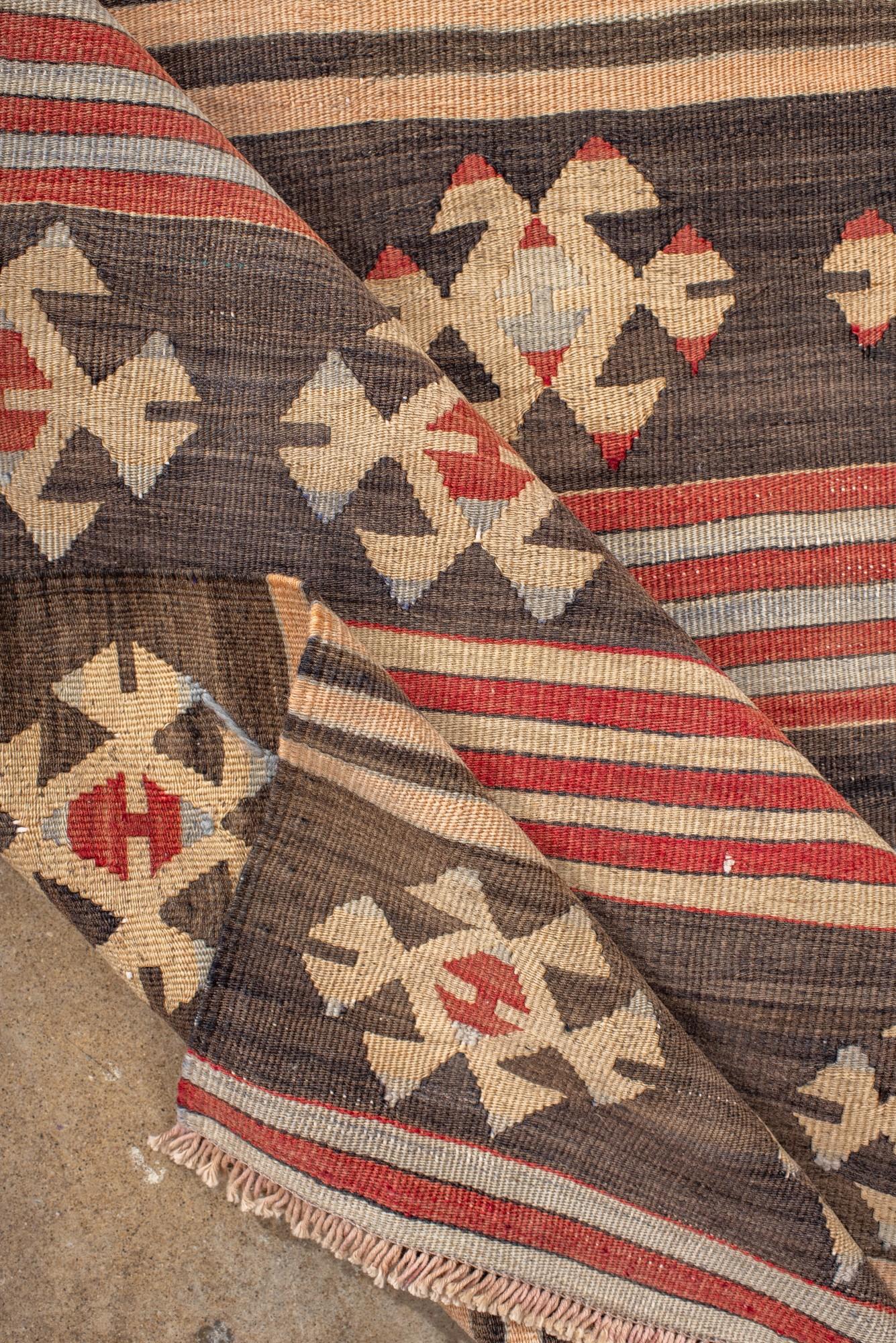 Striscia kilim turca vintage con medaglioni tribali in vendita 1