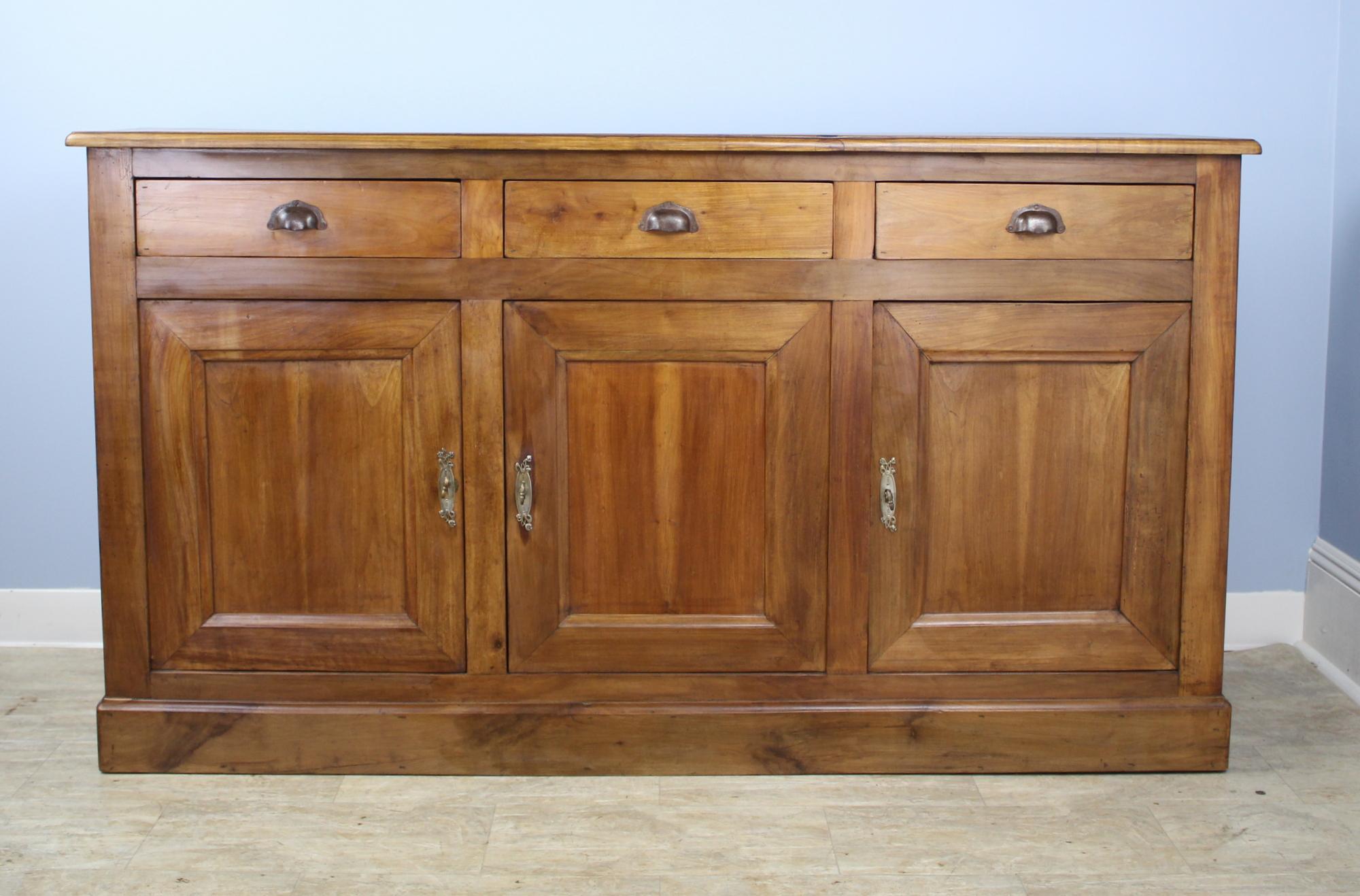 Very handsome console buffet or server, with three cupboard doors and drawers above. The walnut has the typical beautiful light and dark grain and offers a very warm and elegant look. Very smart in the Louis Philippe style. Custom-made for Briggs