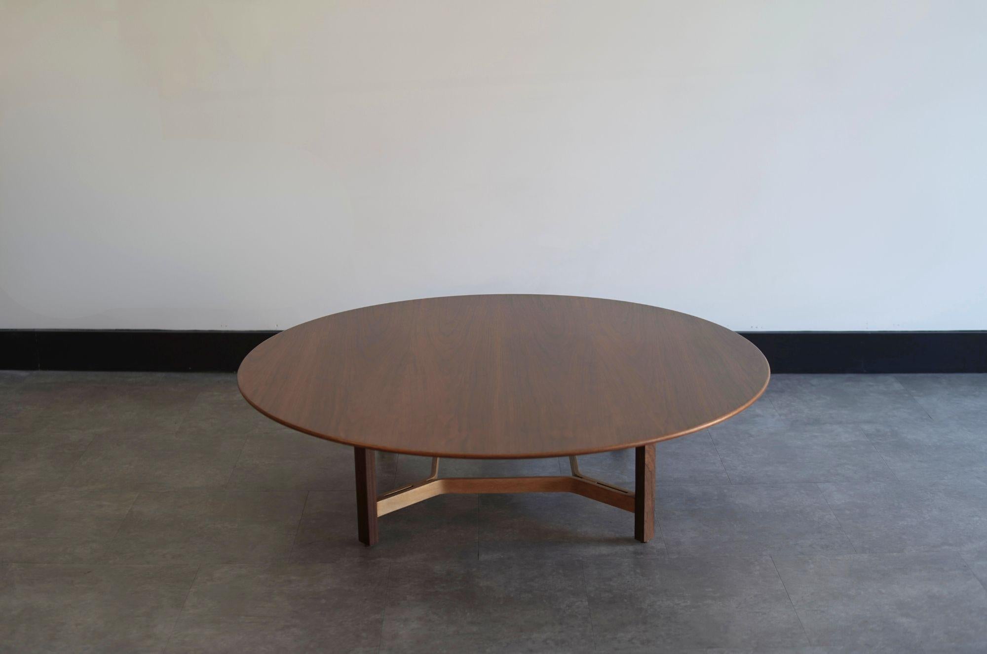 Mid-Century moderno Tavolino in noce naturale di Lewis Butler per Knoll, C.C. anni '50 in vendita