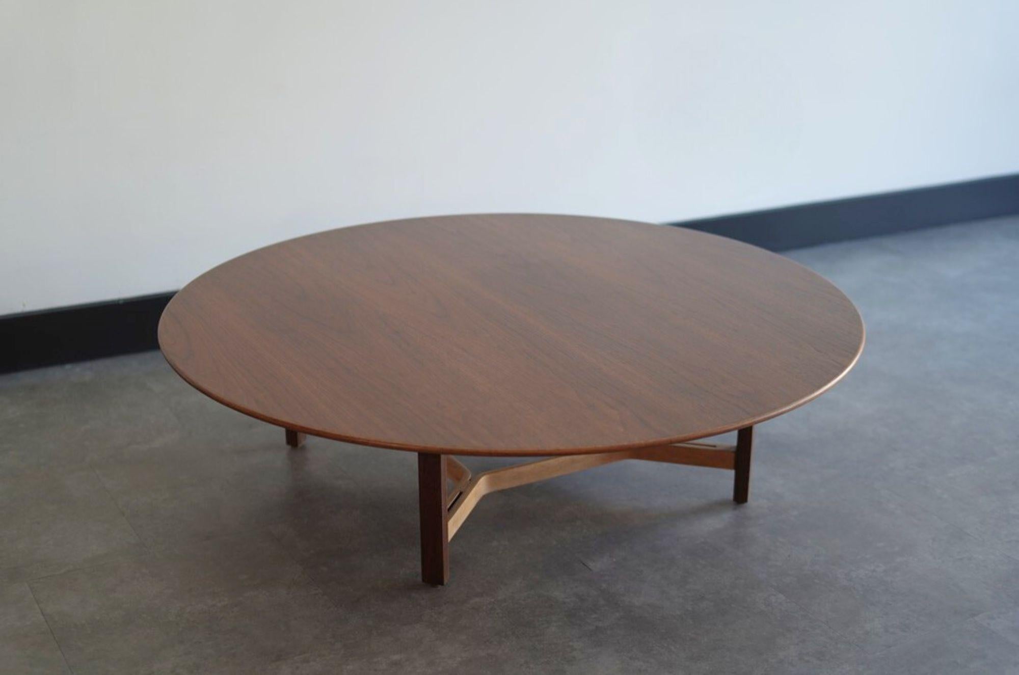 Americano Tavolino in noce naturale di Lewis Butler per Knoll, C.C. anni '50 in vendita