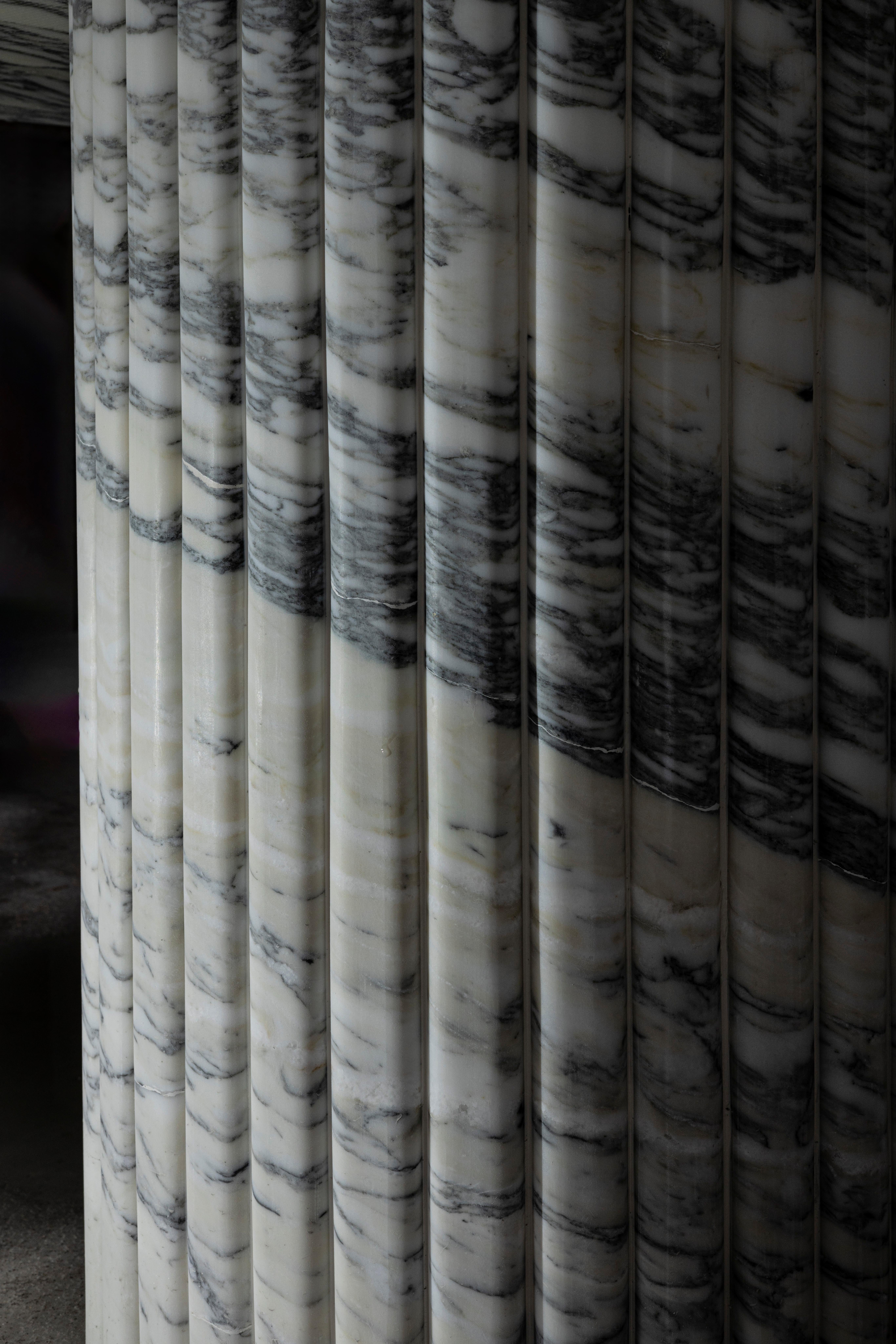 XXIe siècle et contemporain Nas Dining Table in Arabescato Corchia Italian Marble by No Age Studio en vente