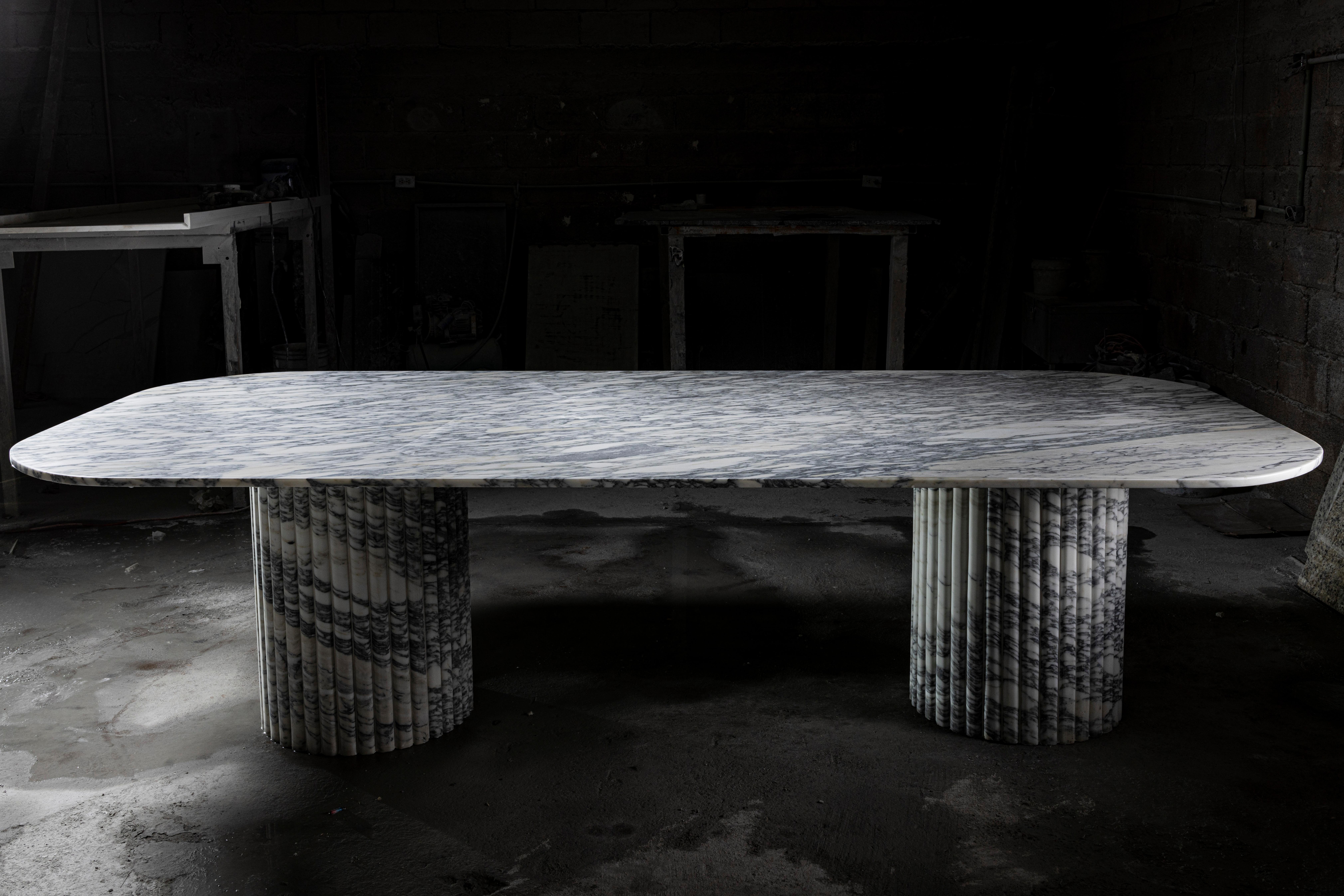 Véritable table de salle à manger en marbre italien Arabescato avec baes cylindriques cannelés.
Les dimensions peuvent être personnalisées 