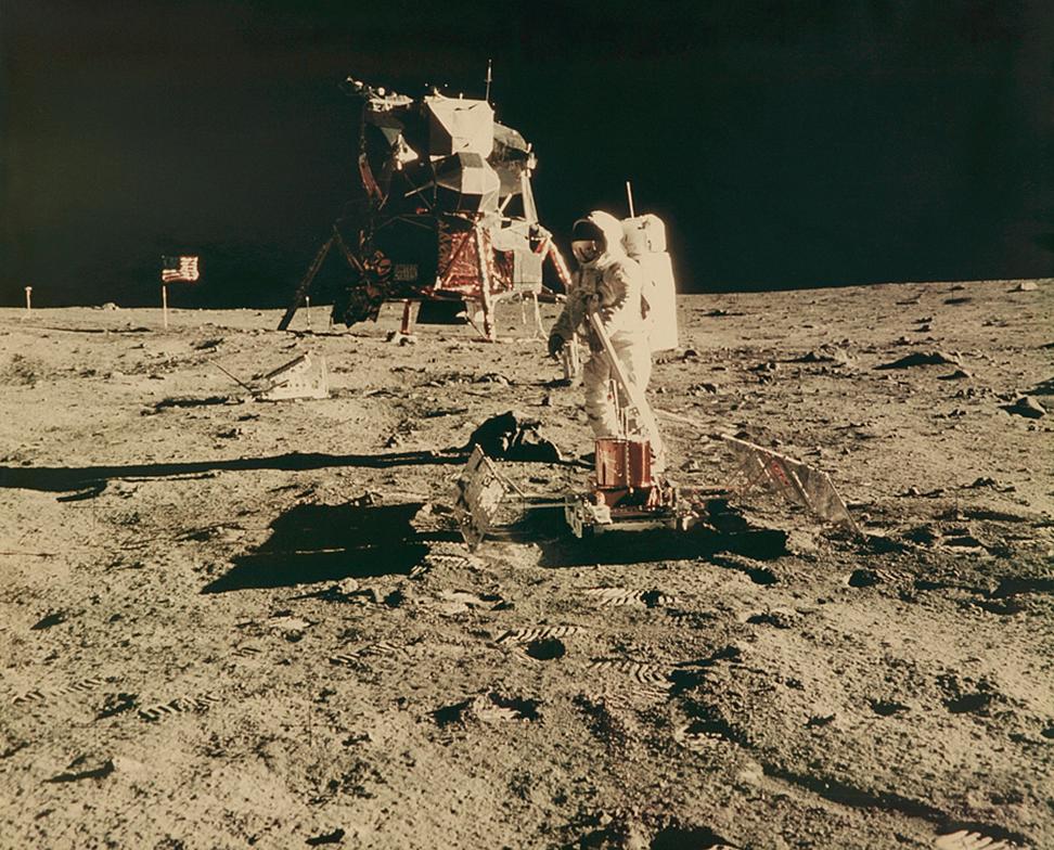 Ein Landschaftsfoto von Buzz Aldrin neben einem Seismographen mit dem "Eagle" und der amerikanischen Flagge im Hintergrund ist ein historisches und künstlerisches Dokument aus acht Tagen im Weltraum, in denen Neil Armstrong die Apollo-11-Mondmission