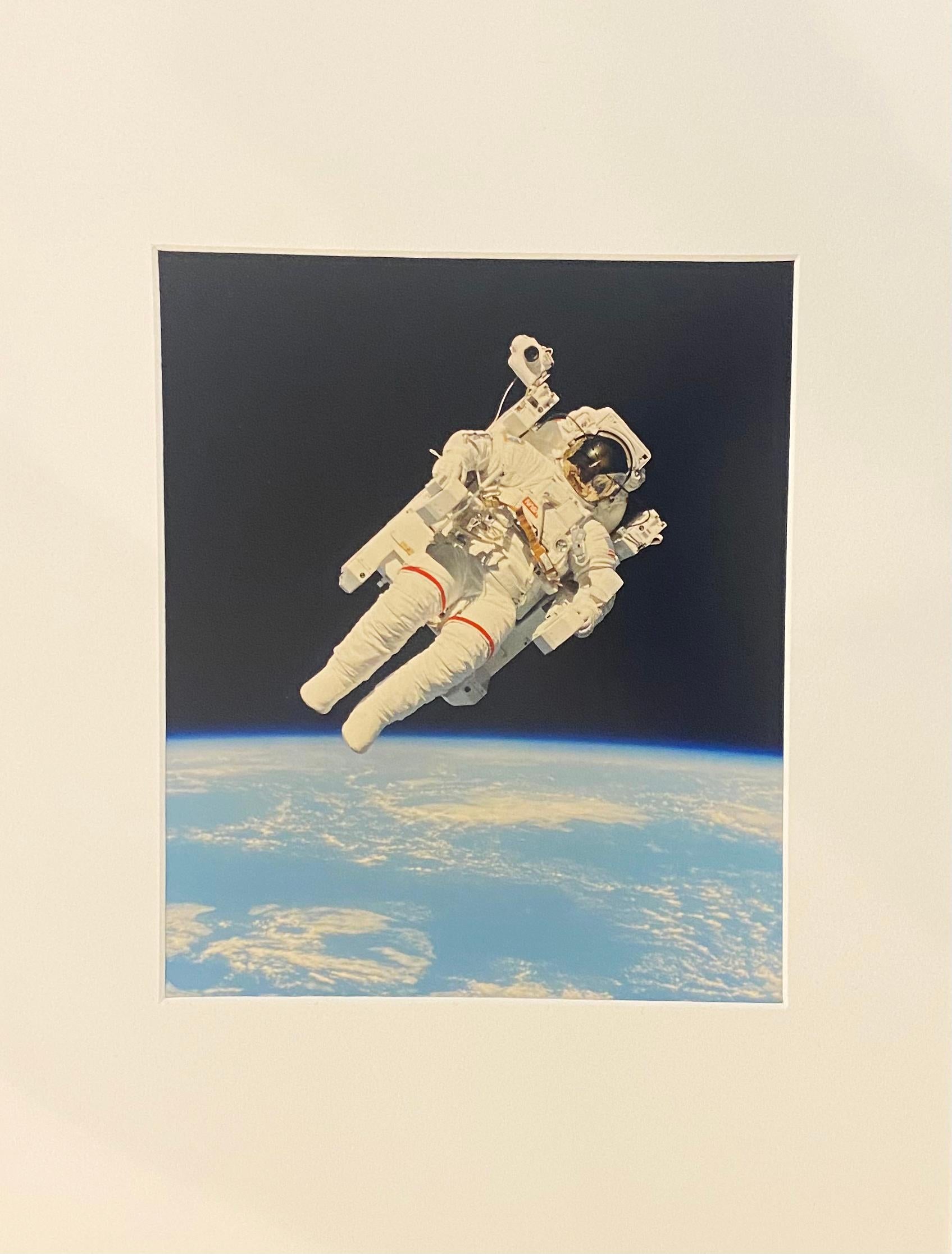 Photo en couleur de l'astronaute Bruce McCandless « Untethered Spacewalk » sur papier Kodak - Contemporain Photograph par NASA