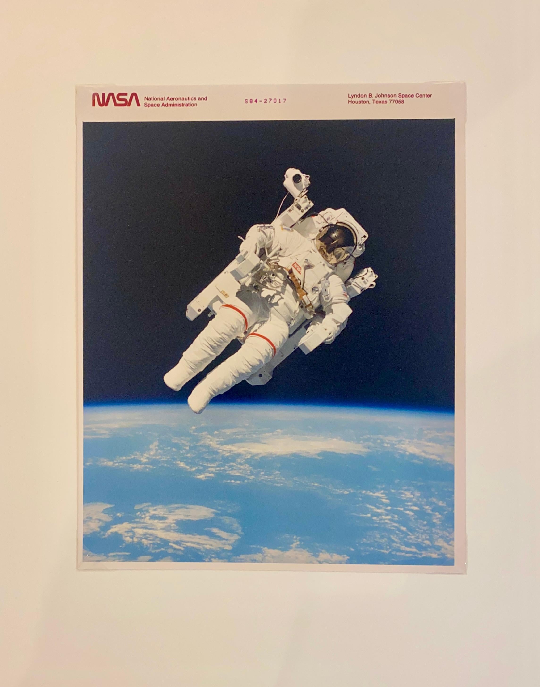 Portrait photographique historique du premier homme à voler sans attaches dans l'espace. Au-dessus de la terre en 1984, l'astronaute de la NASA Bruce McCandless et son unité de manœuvre habitée (MMU). 

Les membres de l'équipage de la navette