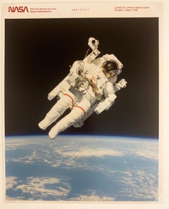 Photo en couleur de l'astronaute Bruce McCandless « Untethered Spacewalk » sur papier Kodak