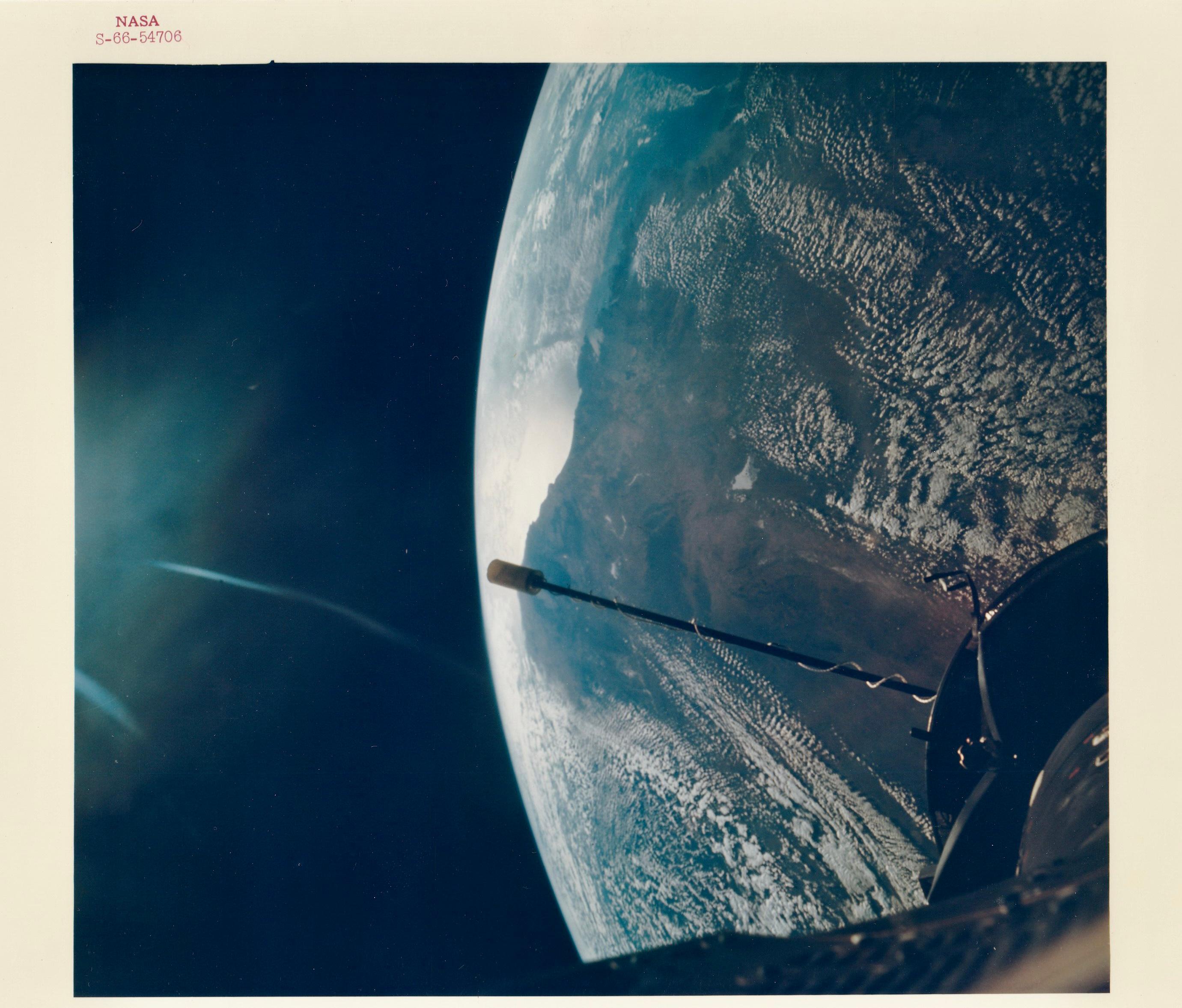Au cours de la mission Gemini 2 en septembre 1966, la Terre a été enregistrée avec un objectif Hasselblad 70 mm depuis l'espace au point le plus élevé, à 740 miles nautiques. Gemini 2 a documenté la manière dont les vaisseaux spatiaux pouvaient se