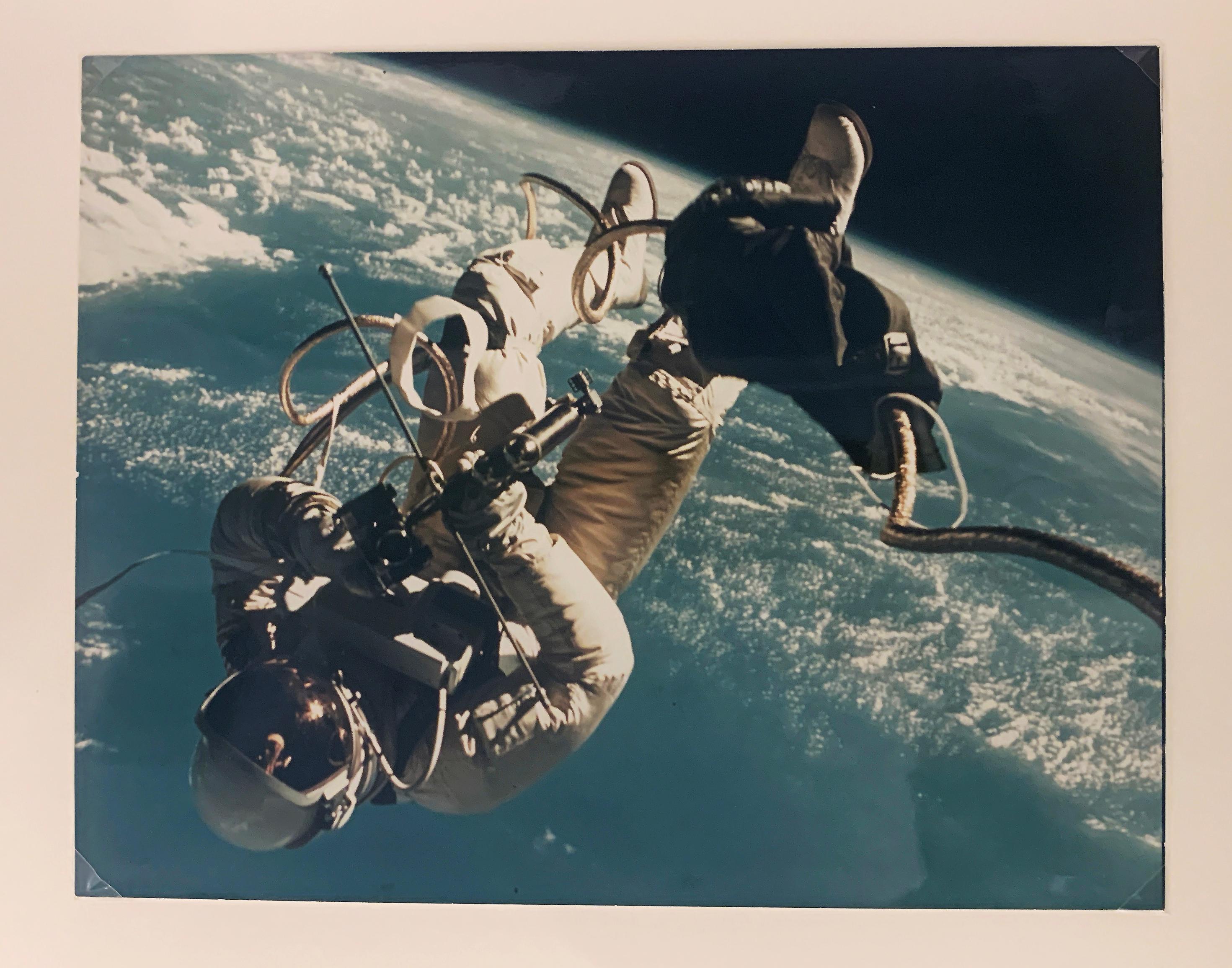 En orbite au-dessus du golfe du Mexique en juin 1965, l'astronaute américain Ed White, membre de l'équipage de Gemini 4 de la NASA, est le premier à sortir dans l'espace (attaché par une corde de 25 pieds) à l'extérieur du vaisseau spatial.

Il