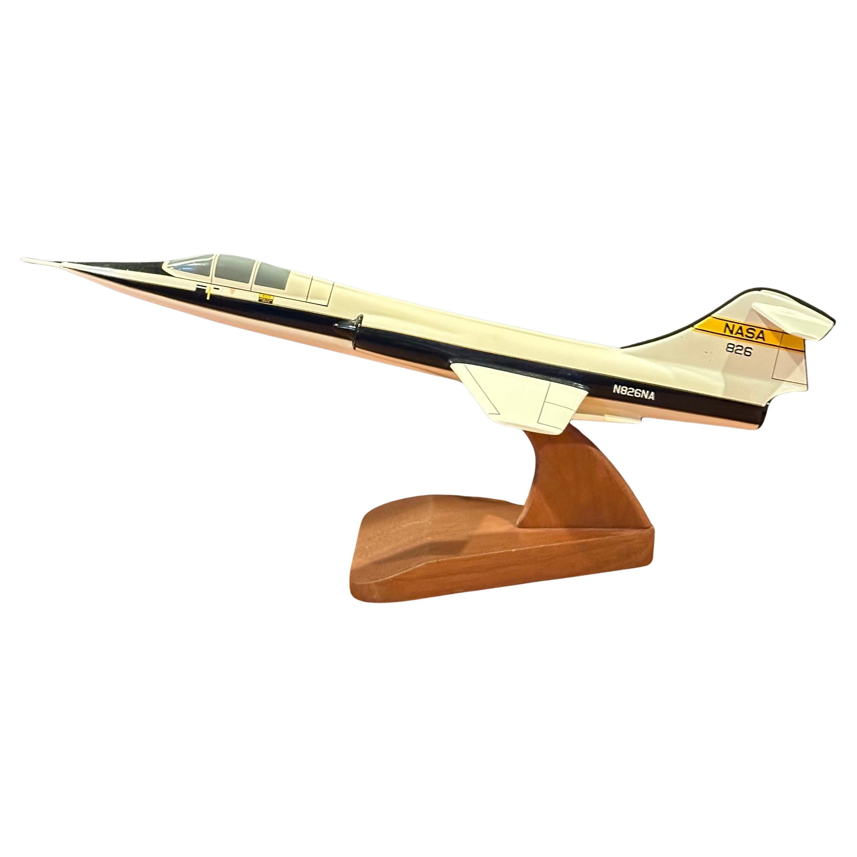 Très belle maquette de bureau en bois massif du bombardier / avion Lockheed Starfighter F-104 de la NASA, réalisée par Toys and Models Corporation, vers les années 1980. L'avion est fabriqué avec une qualité supérieure et construit en bois massif