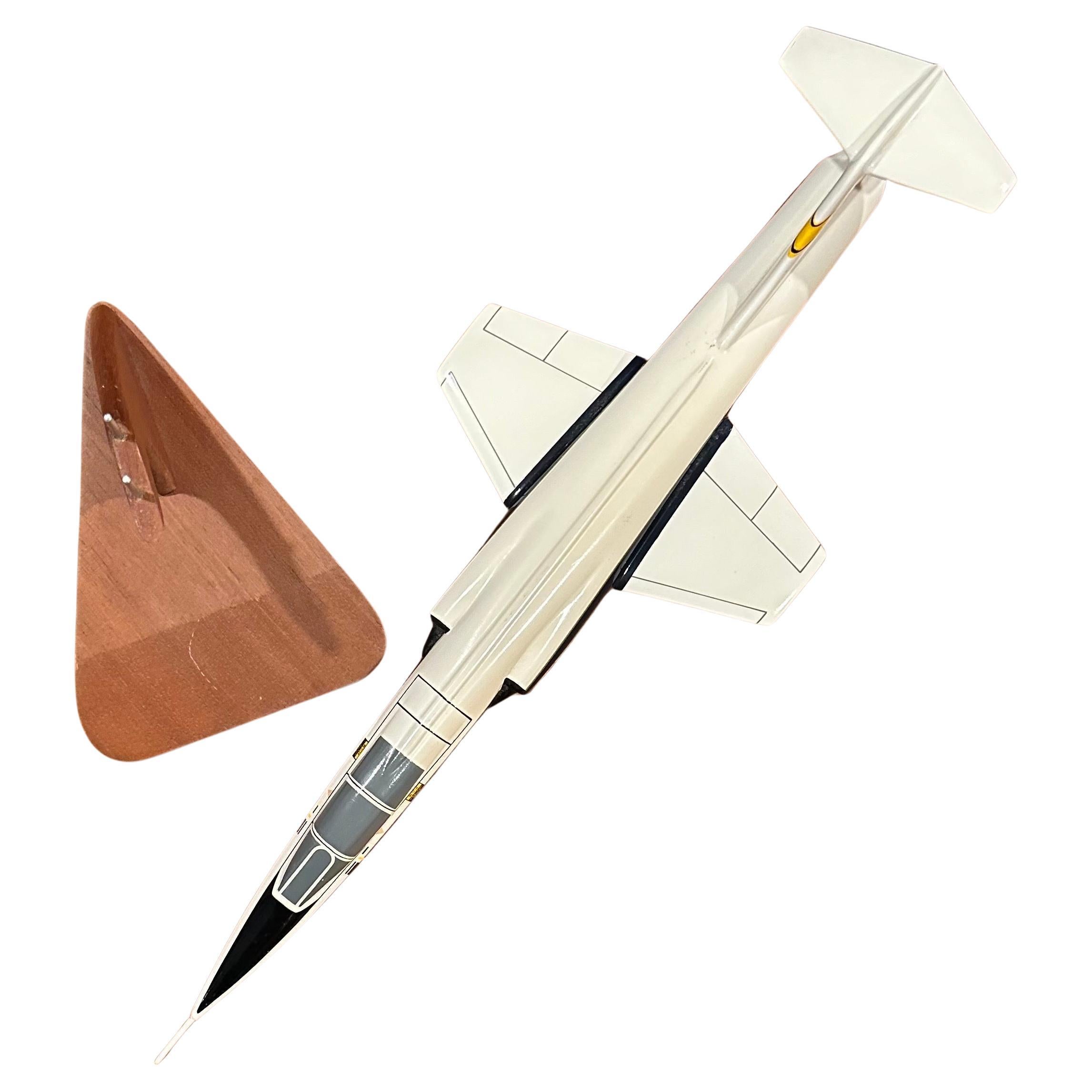 NASA F-104 Lockheed Starfighter Bomber / Airplane Contractor Desk Model (Modèle de bureau) Bon état - En vente à San Diego, CA