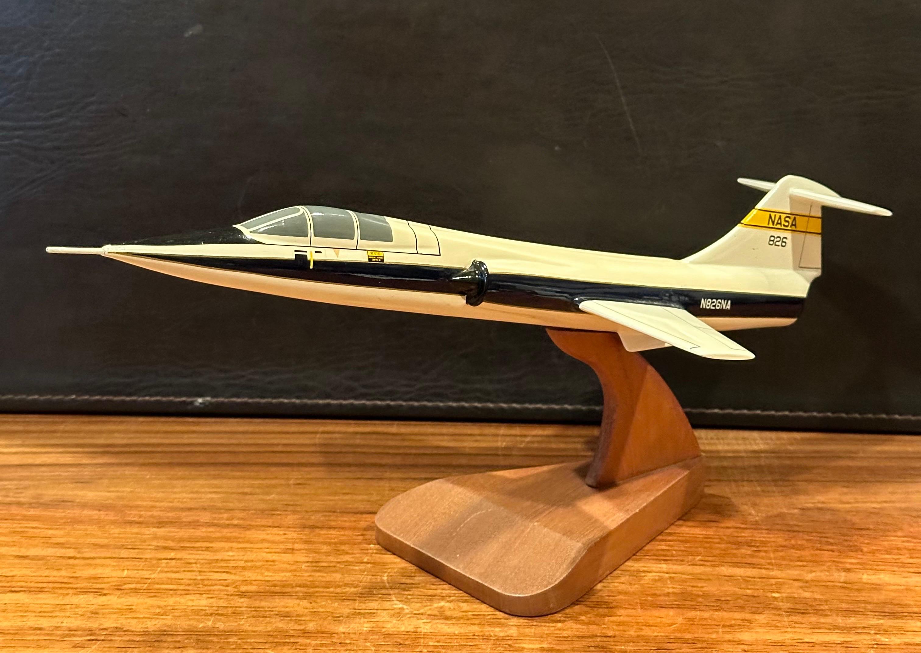 Bois NASA F-104 Lockheed Starfighter Bomber / Airplane Contractor Desk Model (Modèle de bureau) en vente