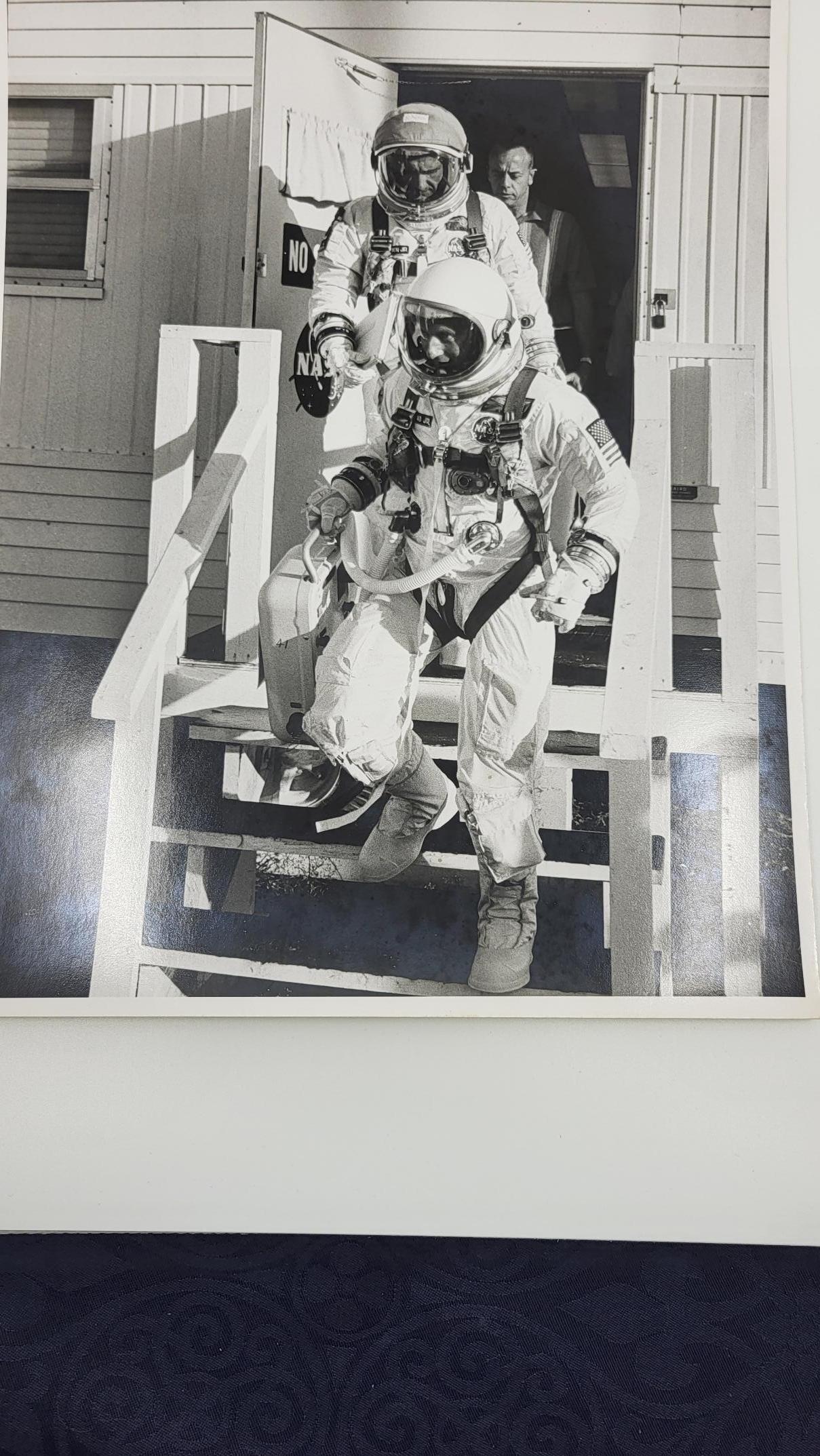 Gemini 11 Photo originale tamponnée au dos World Book Encyclopedia Science Service,inc 516 Travis Street Houston Texas

Gemini 11 (officiellement Gemini XI) est la 9e mission habitée du programme Gemini et la 15e mission spatiale habitée américaine.