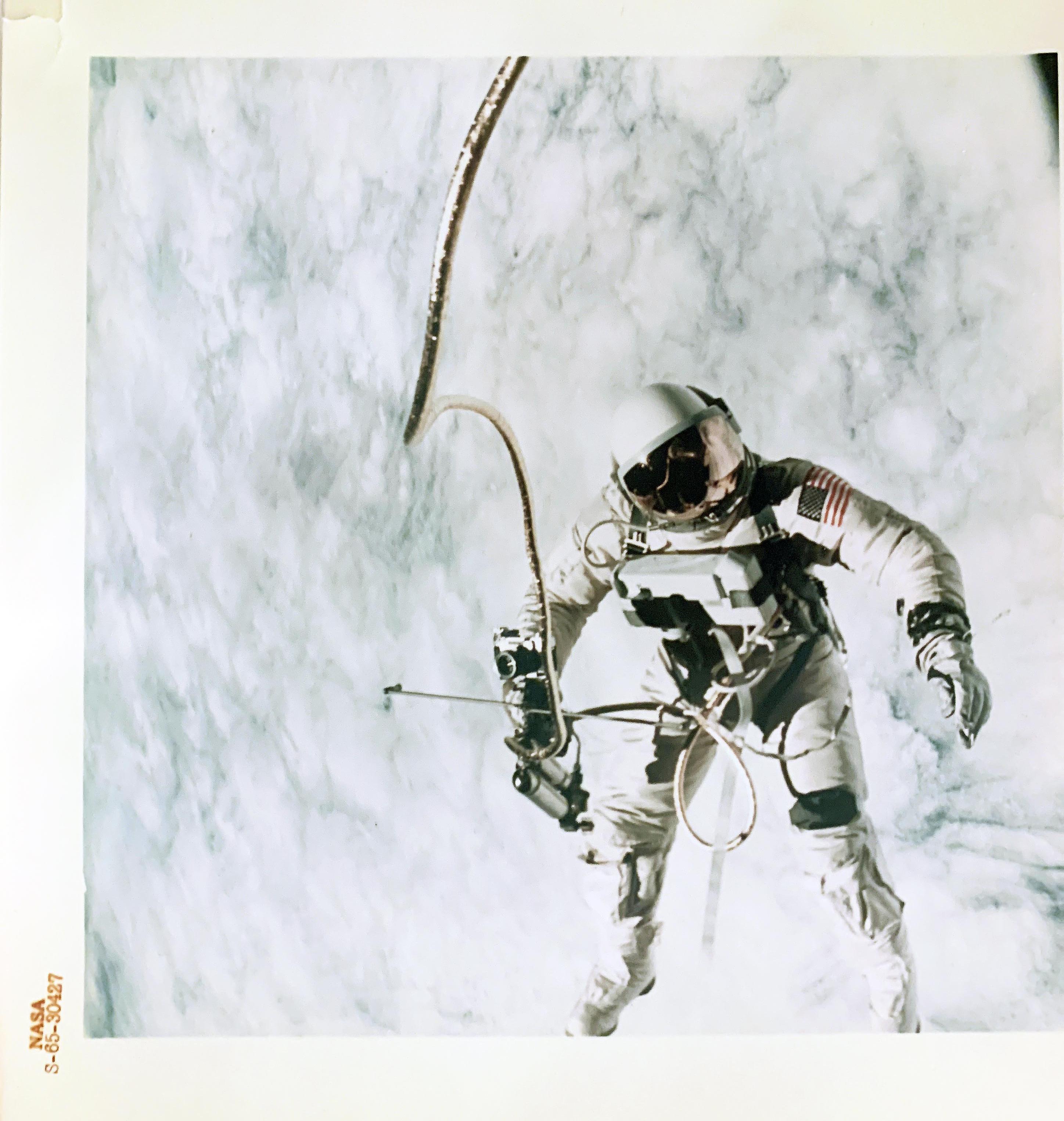 Landscape Photograph NASA - Première marche à l'espace américaine : Ed White EVA au-dessus de l'océan Pacifique recouvert de nuages, Gemini 4