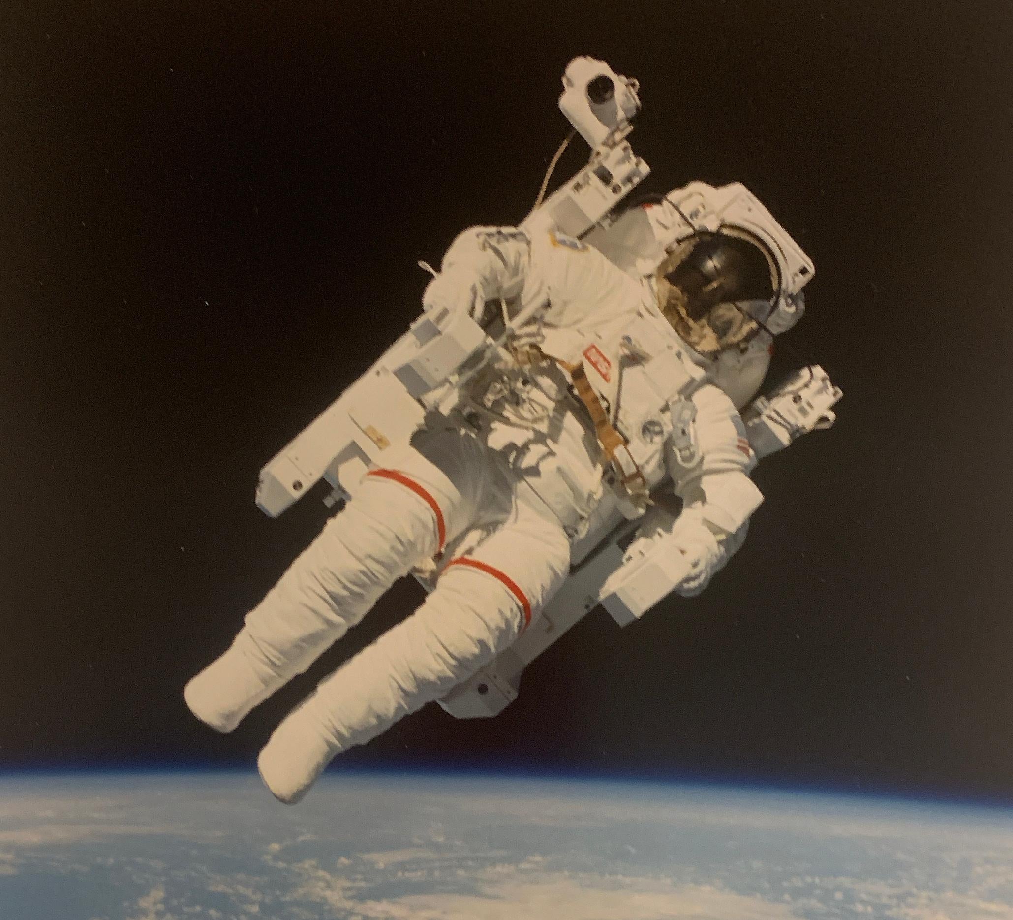 Photo en couleur de l'astronaute Bruce McCandless « Untethered Spacewalk » sur papier Kodak - Photograph de NASA