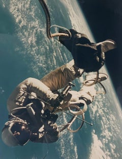 Fotografía en color (gran formato) del astronauta Ed White en el paseo espacial Gemini 4 de la NASA