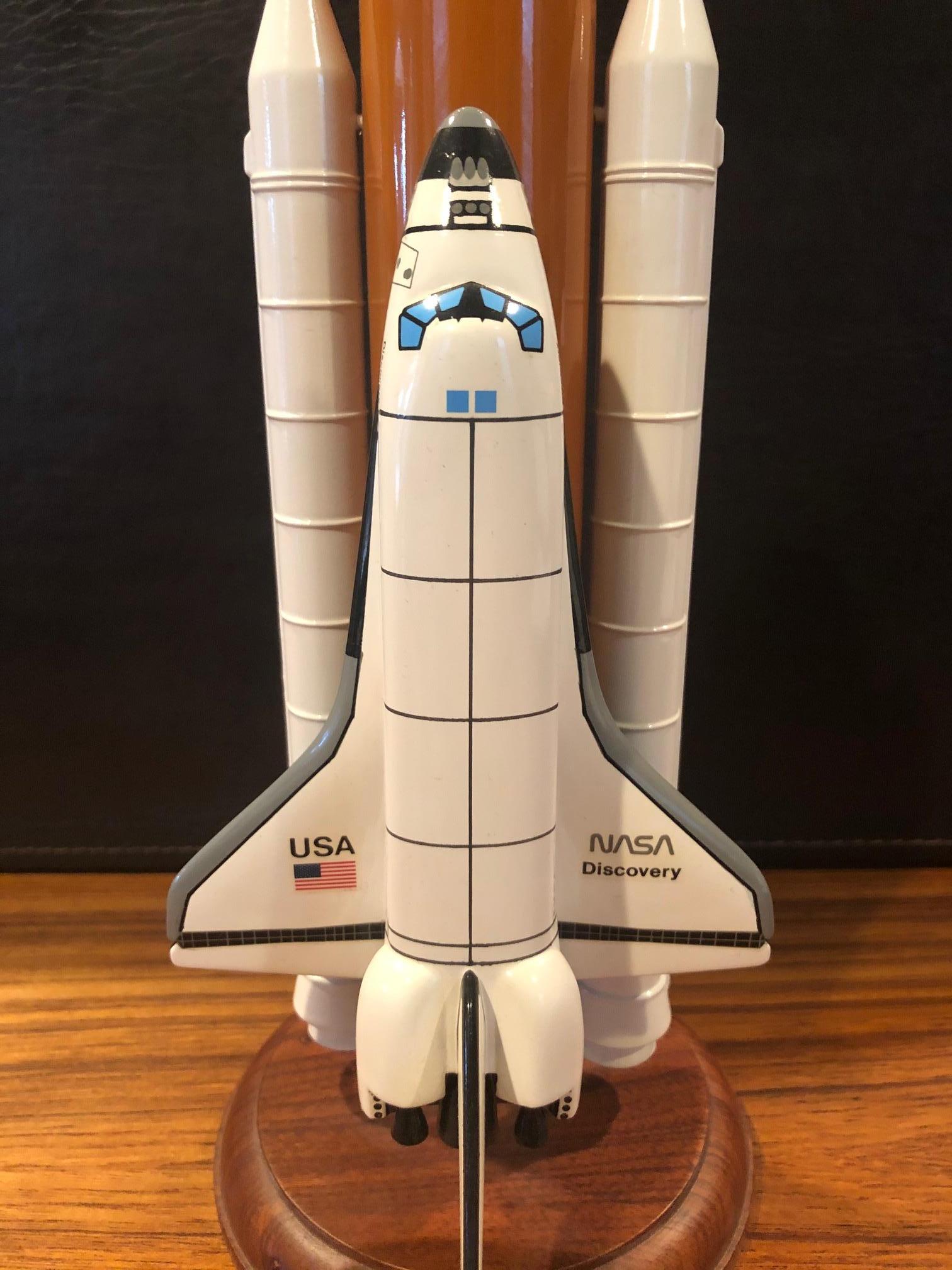 Plastic NASA Space Shuttle Discovery Contractor Desk Model 1/200 Scale