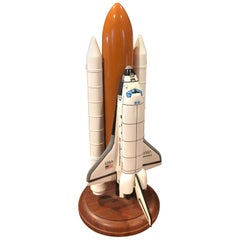 Modelo de escritorio del contratista del transbordador espacial Discovery de la NASA a escala 1/200