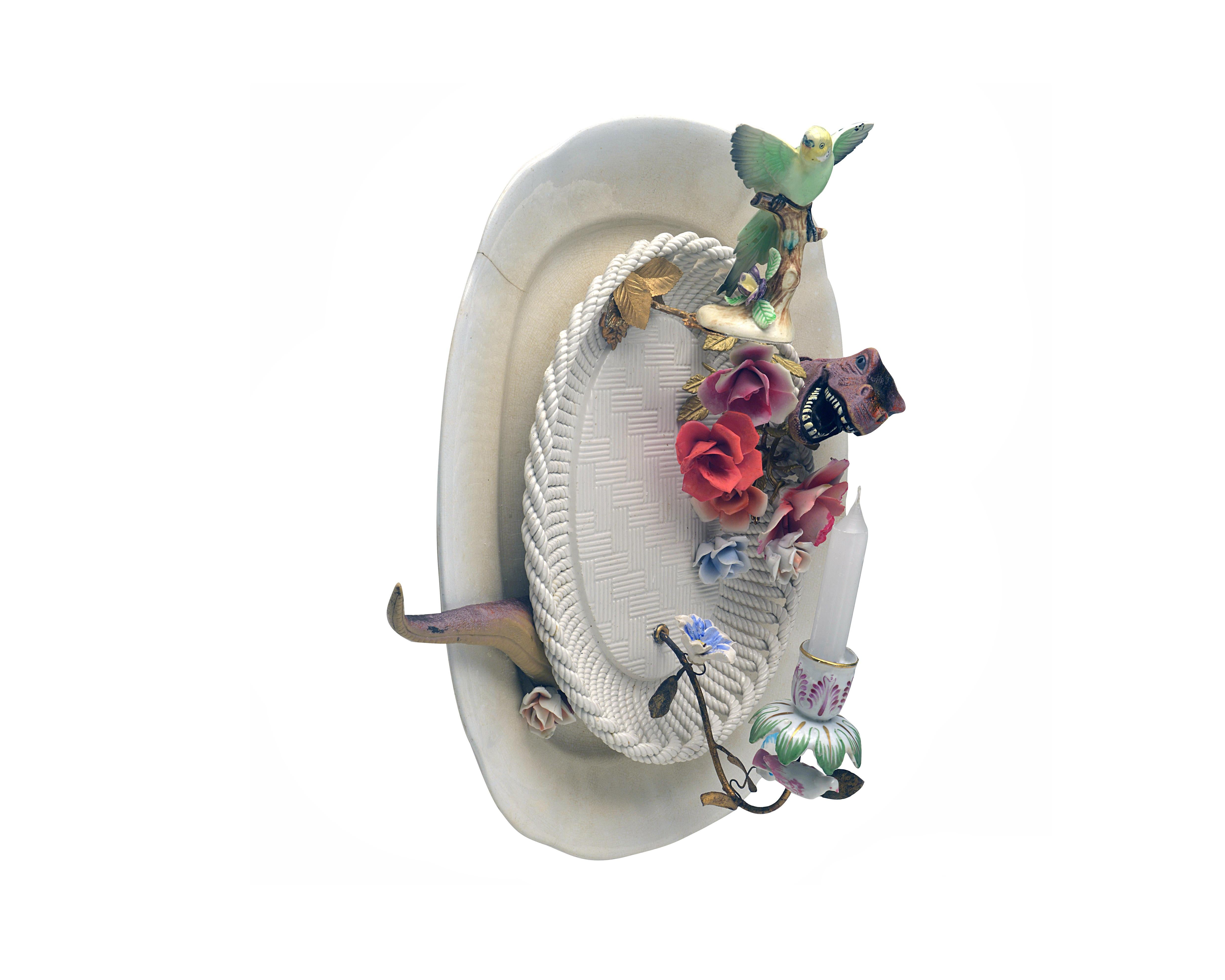 Composition performed with:
White ceramic serving dish.
Manufacture: Villeroy &Boch.
White ceramic centerpiece with openwork border.
Manufacture: Bassano 1451/30
Capodimonte porcelain flowers, portion of metal and porcelain candle holder.
Porcelain