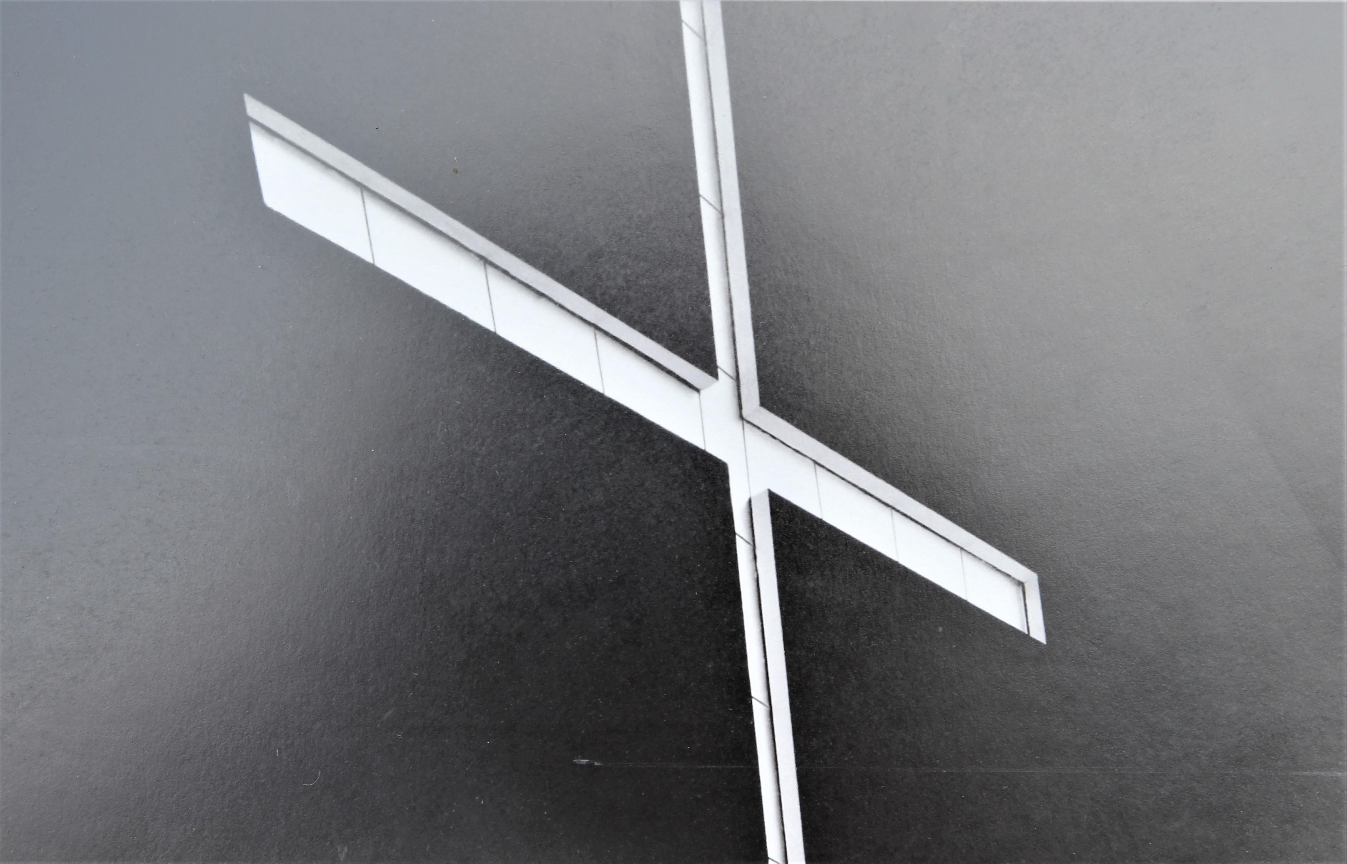Schwarz-Weiß-Fotografie der Kapelle von St. Basil, Innenraum der Kirche mit Kreuzfenster – Photograph von Nash Baker
