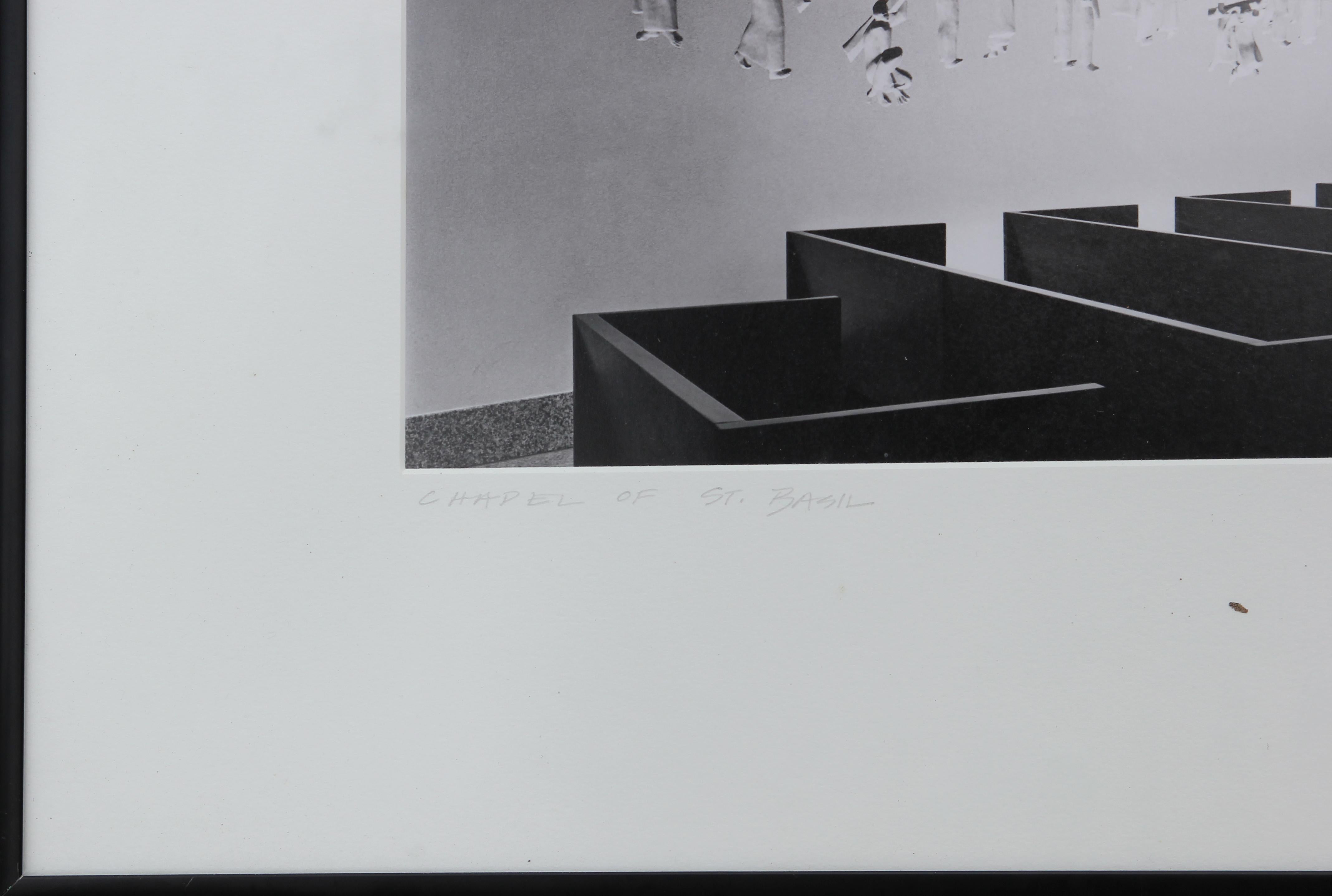 Schwarz-Weiß-Foto des Fotografen Nash Baker aus Houston, Texas, vom Kreuzfenster der Basilius-Kapelle und der Skulptur der Kreuzigungsprozession. Betitelt, signiert und datiert vom Künstler auf der Matte. Mattiert und gerahmt in schwarzem