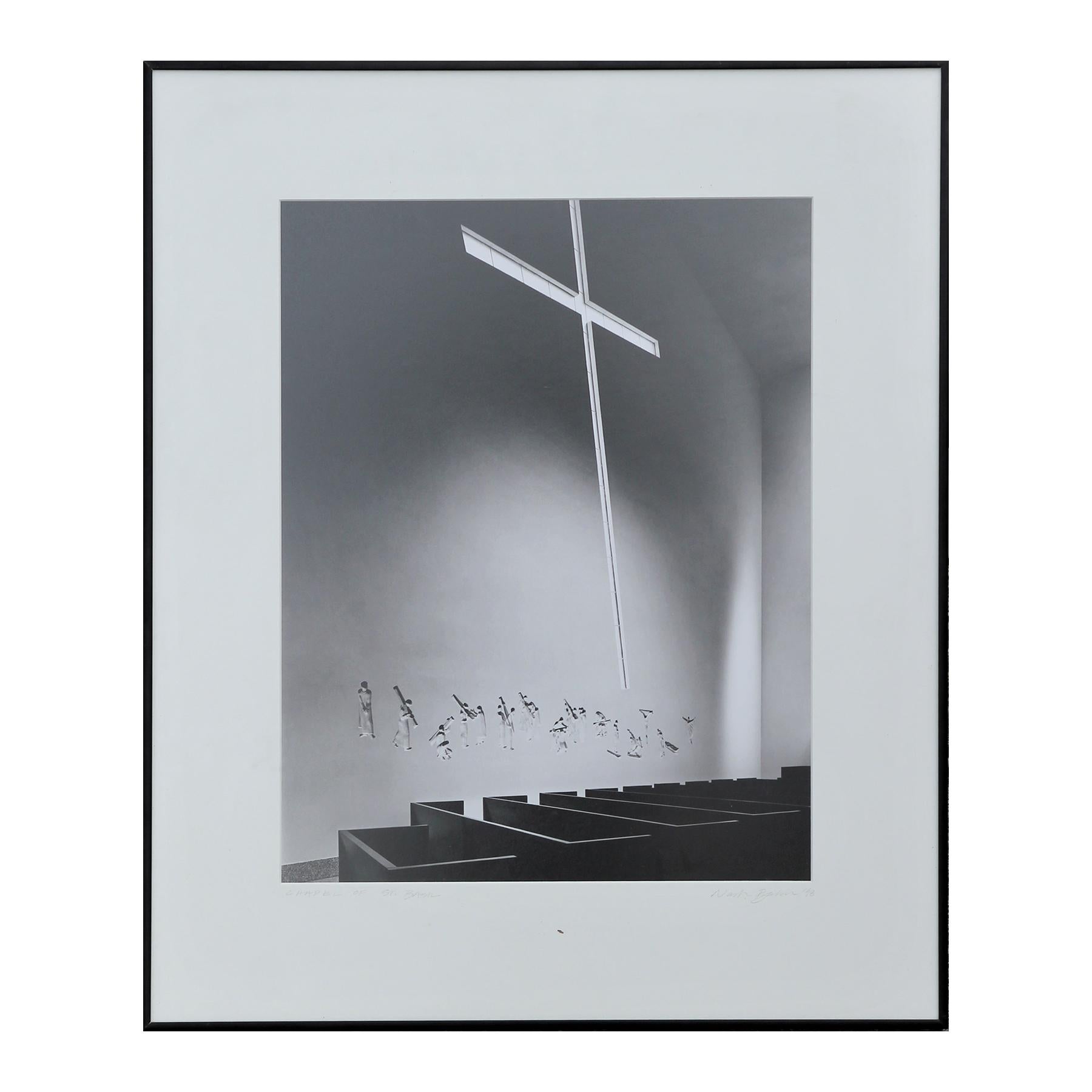 Nash Baker Landscape Photograph – Schwarz-Weiß-Fotografie der Kapelle von St. Basil, Innenraum der Kirche mit Kreuzfenster