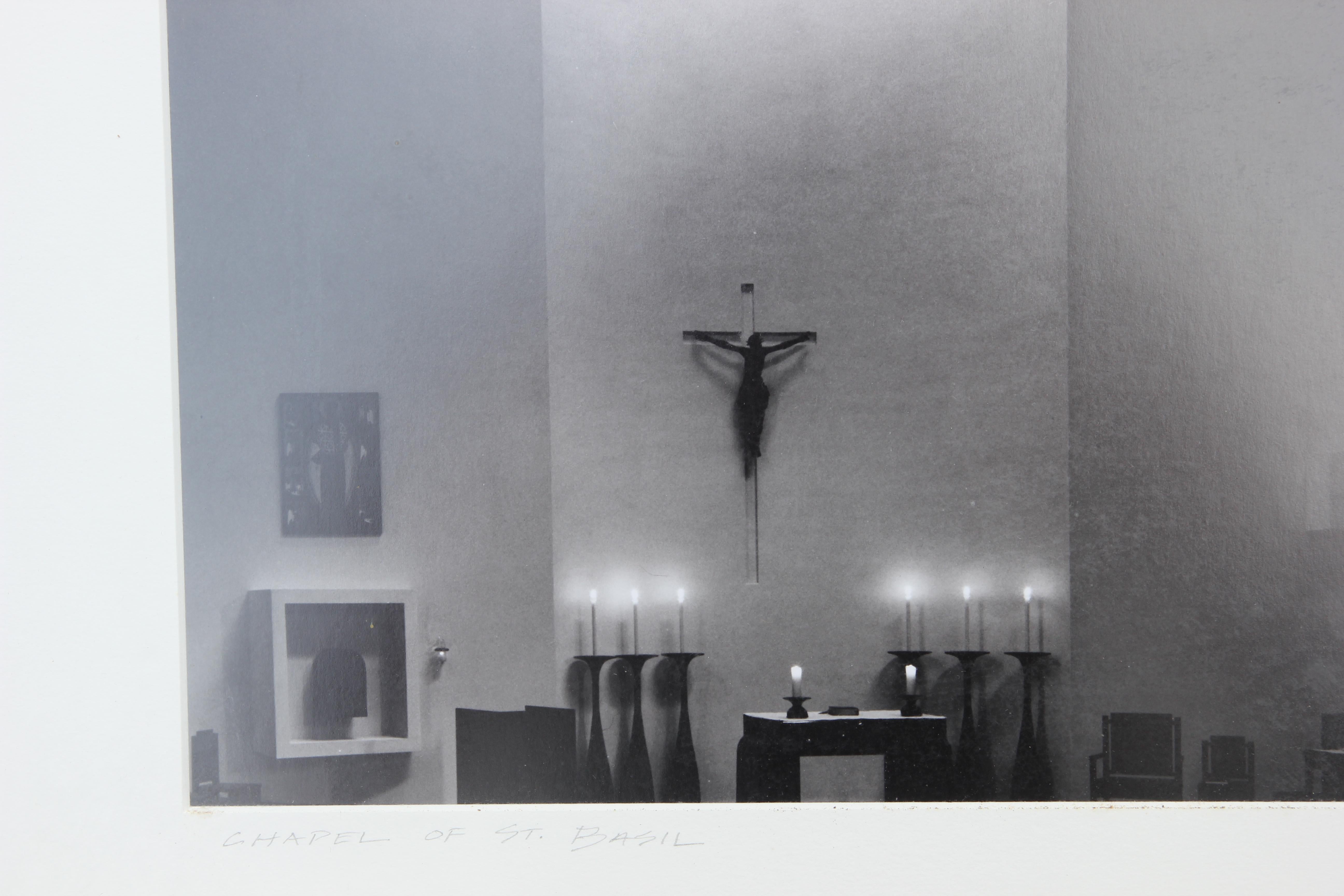 Schwarz-Weiß-Fotografie des Kirchenfensters und des Kruzifixes „Chapel of St. Basil“ (Naturalismus), Photograph, von Nash Baker