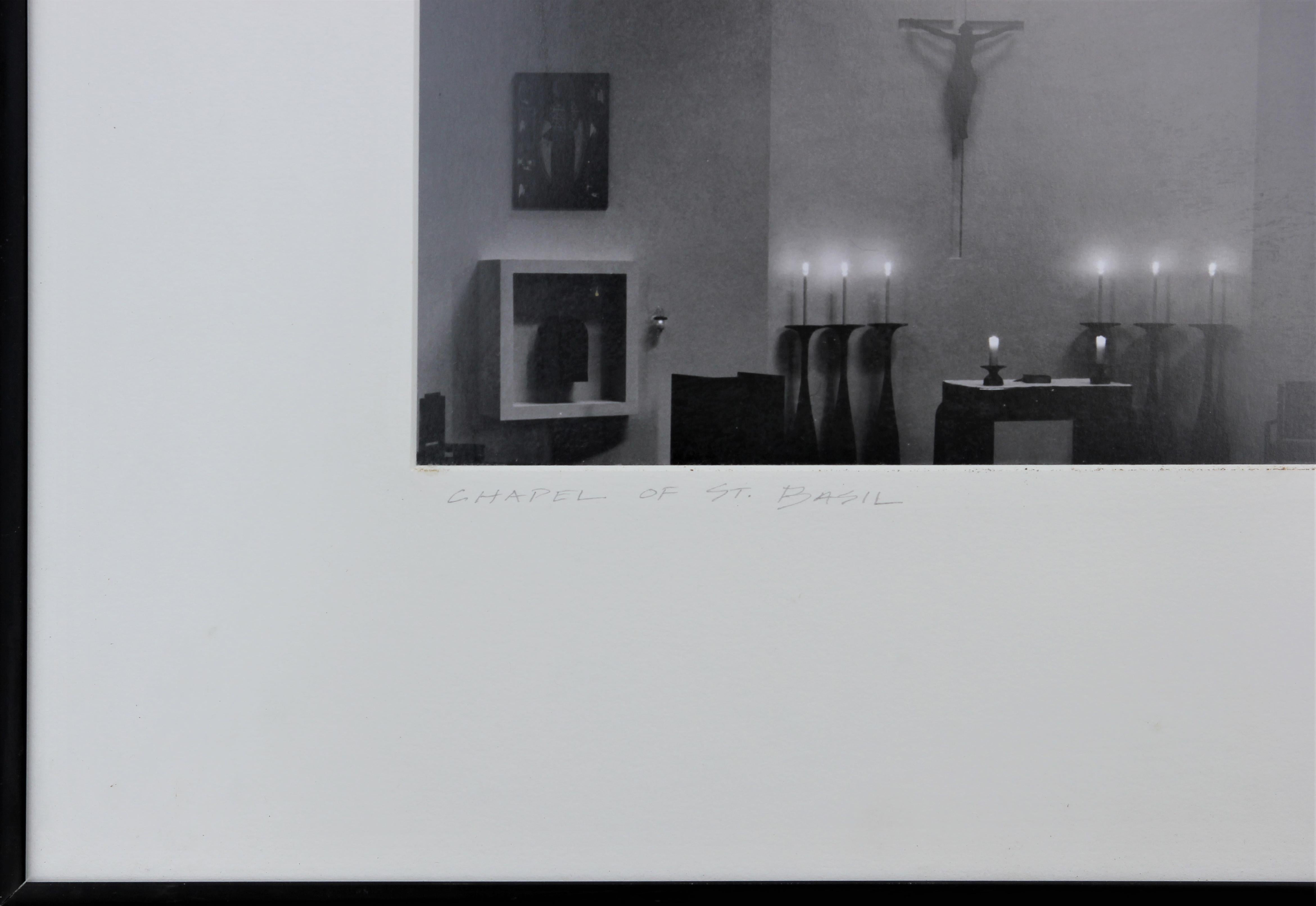 Schwarz-Weiß-Fotografie des Kirchenfensters und des Kruzifixes „Chapel of St. Basil“ (Grau), Black and White Photograph, von Nash Baker