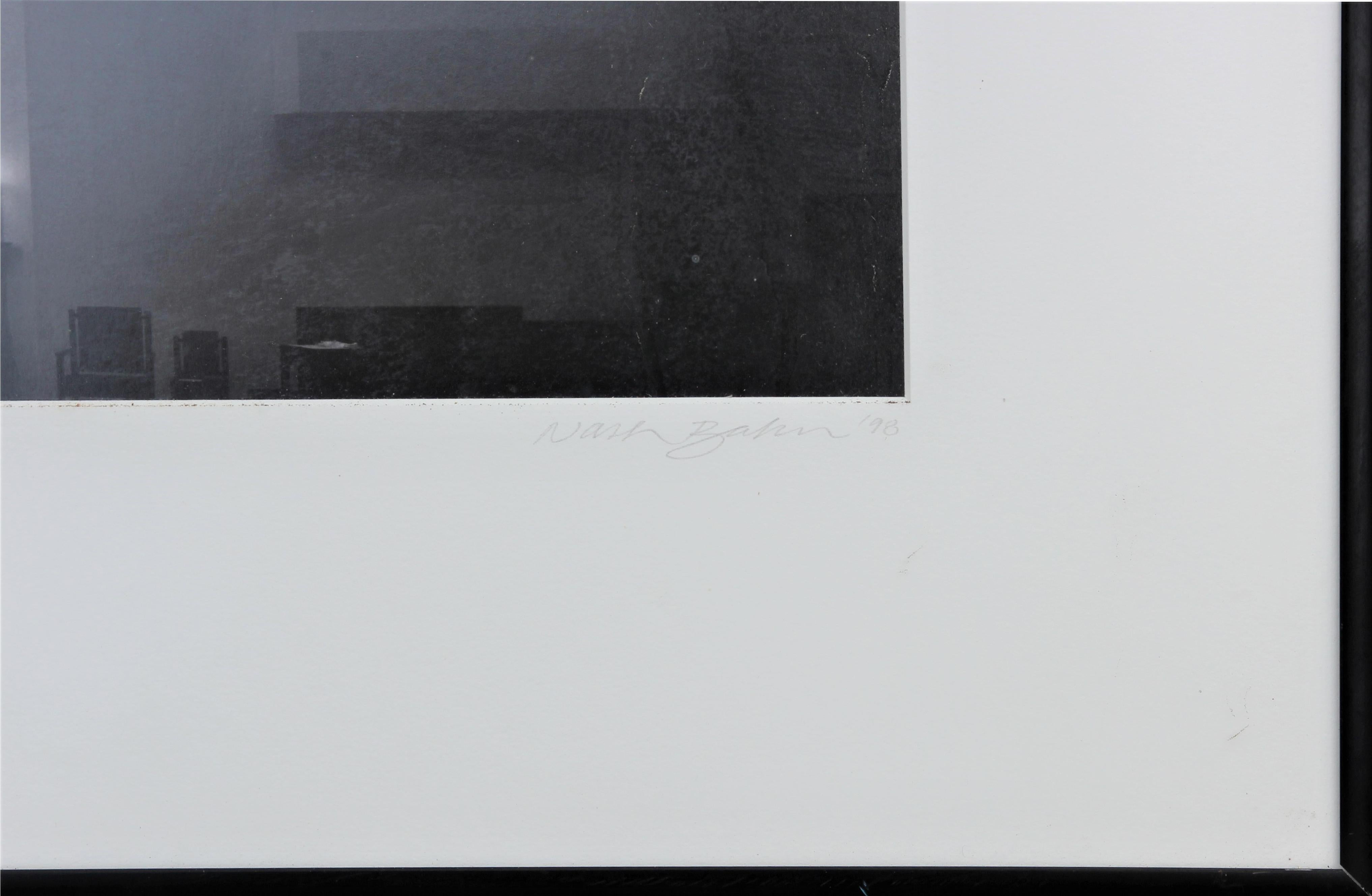 Schwarz-Weiß-Foto des Fotografen Nash Baker aus Houston, Texas, von der Basilius-Kapelle. Betitelt, signiert und datiert vom Künstler auf der Matte. Mattiert und gerahmt in schwarzem Aluminiumrahmen. 

Abmessungen ohne Rahmen: H 18,75 in. x W 14,5