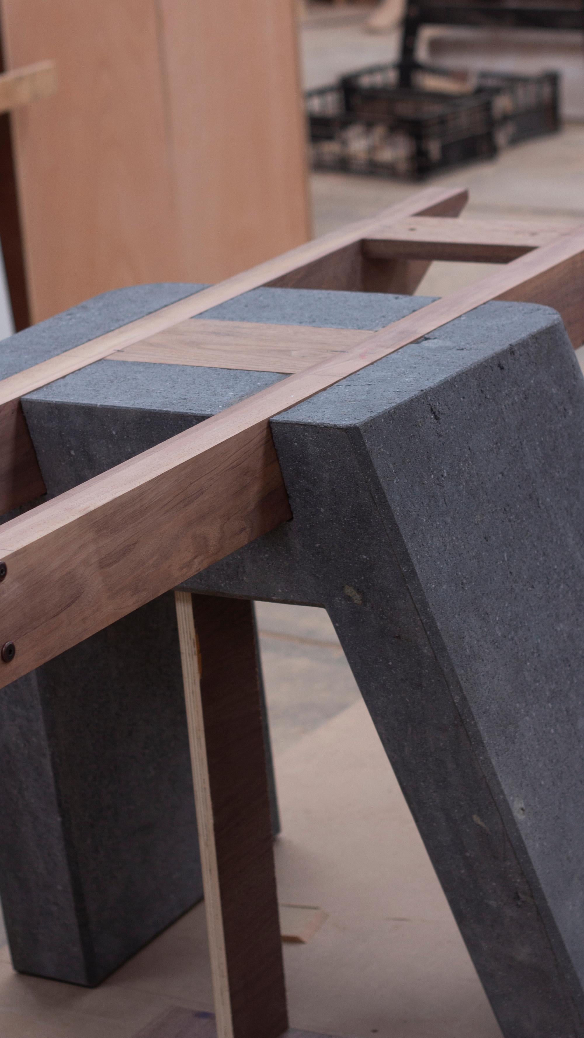 Nashii, table de salle à manger sculpturale, pierre de lave et noyer par Ricardo Rodríguez Elía en vente 3