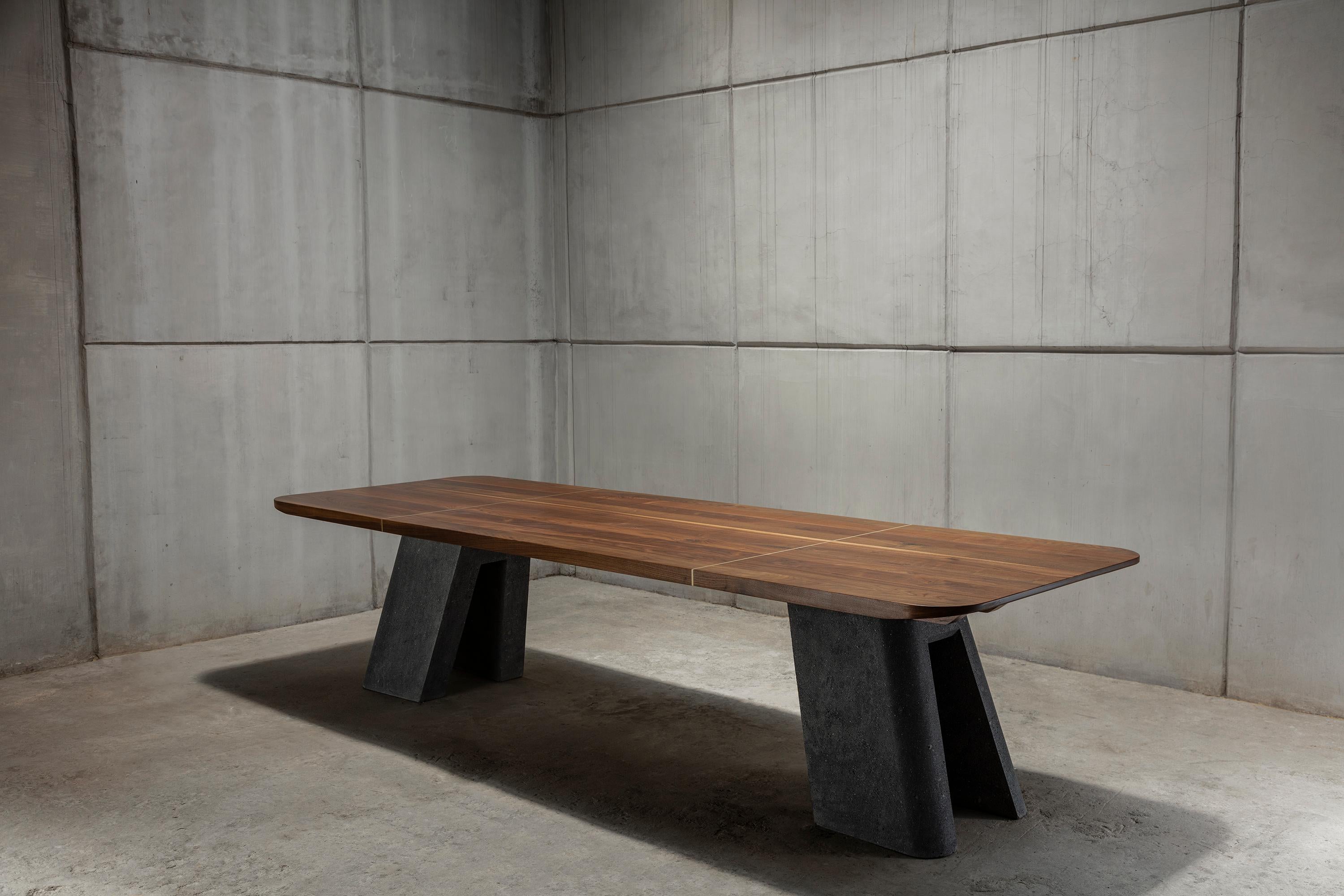 Brutalisme Nashii, table de salle à manger sculpturale, pierre de lave et noyer par Ricardo Rodríguez Elía en vente