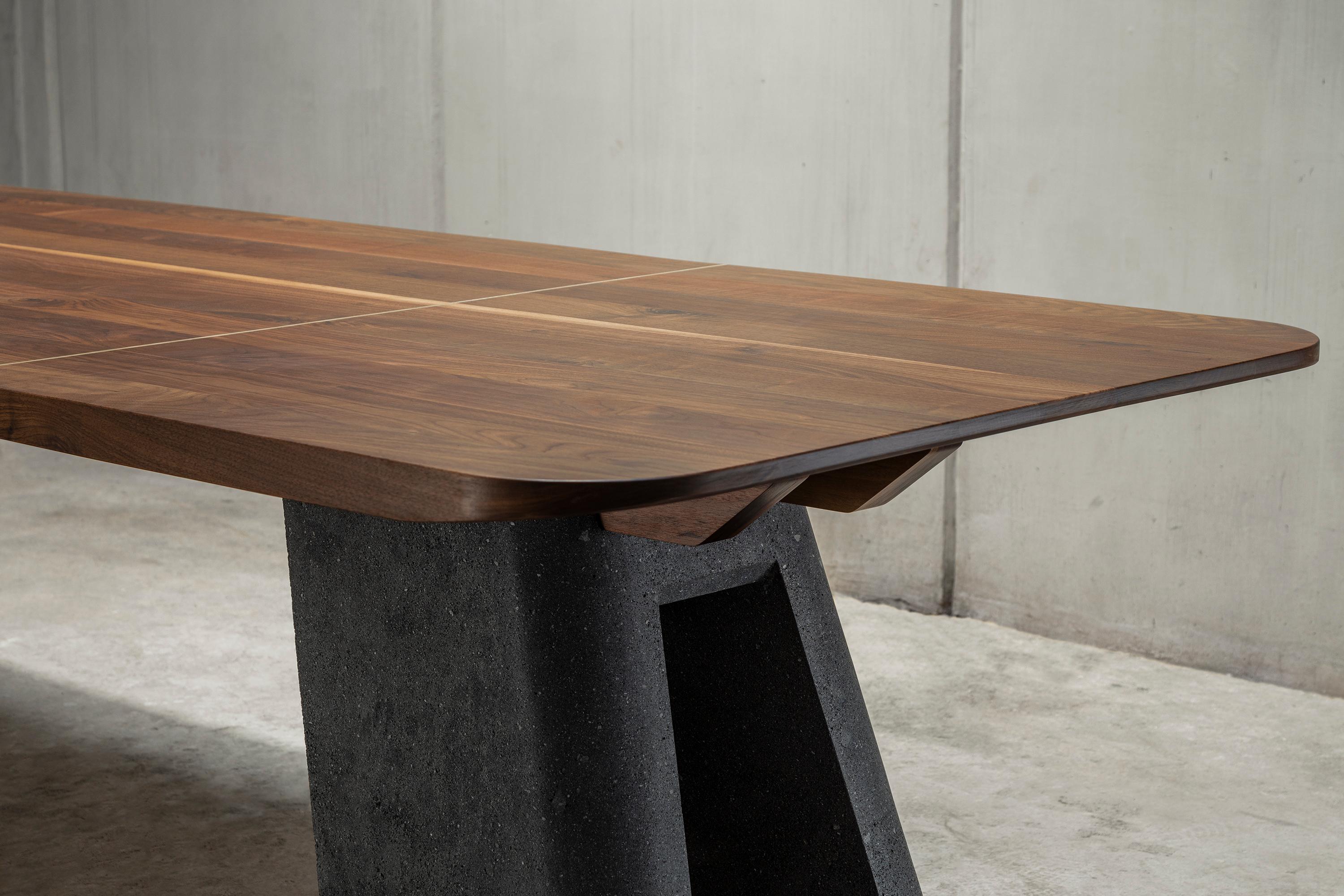 Mexicain Nashii, table de salle à manger sculpturale, pierre de lave et noyer par Ricardo Rodríguez Elía en vente