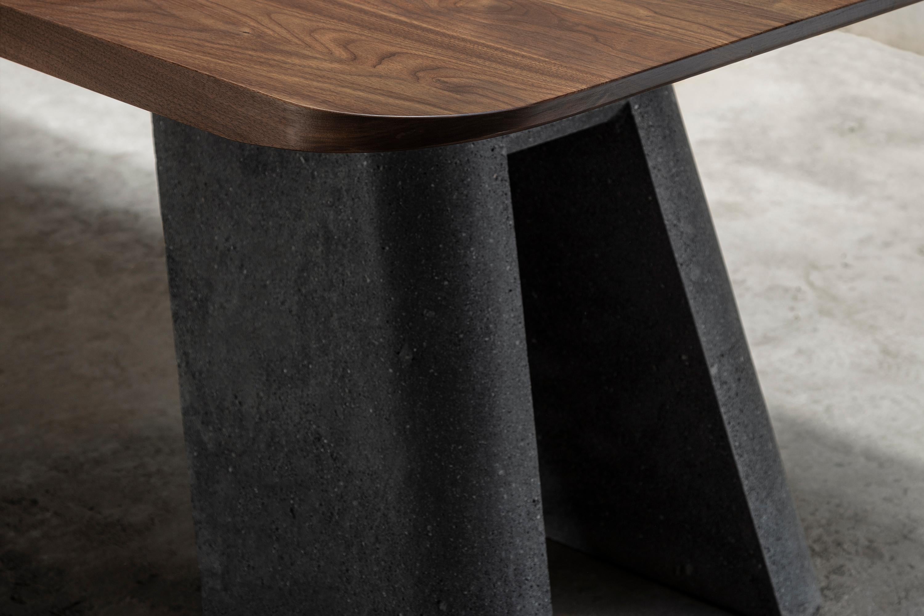 Huilé Nashii, table de salle à manger sculpturale, pierre de lave et noyer par Ricardo Rodríguez Elía en vente