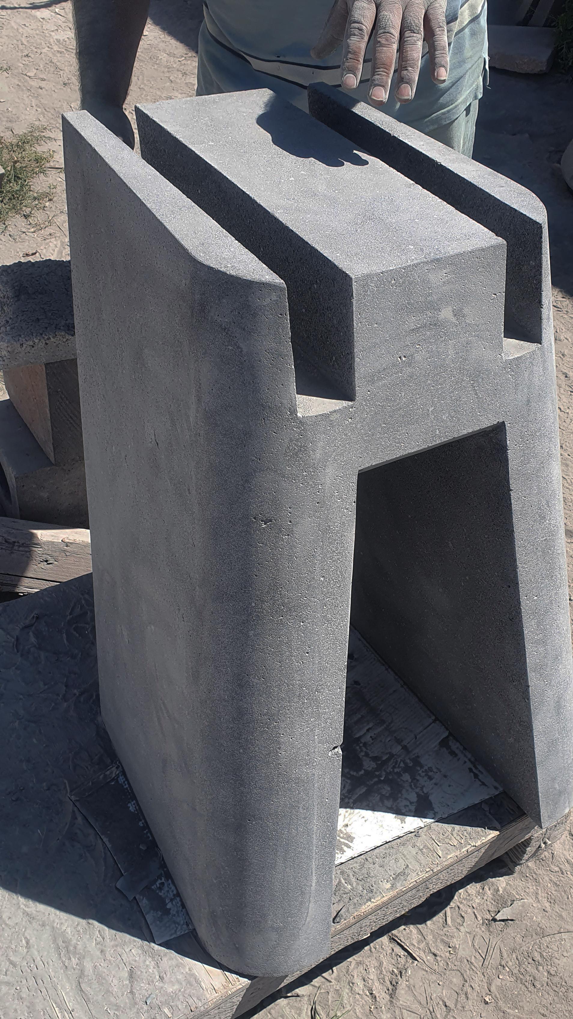 Laiton Nashii, table de salle à manger sculpturale, pierre de lave et noyer par Ricardo Rodríguez Elía en vente
