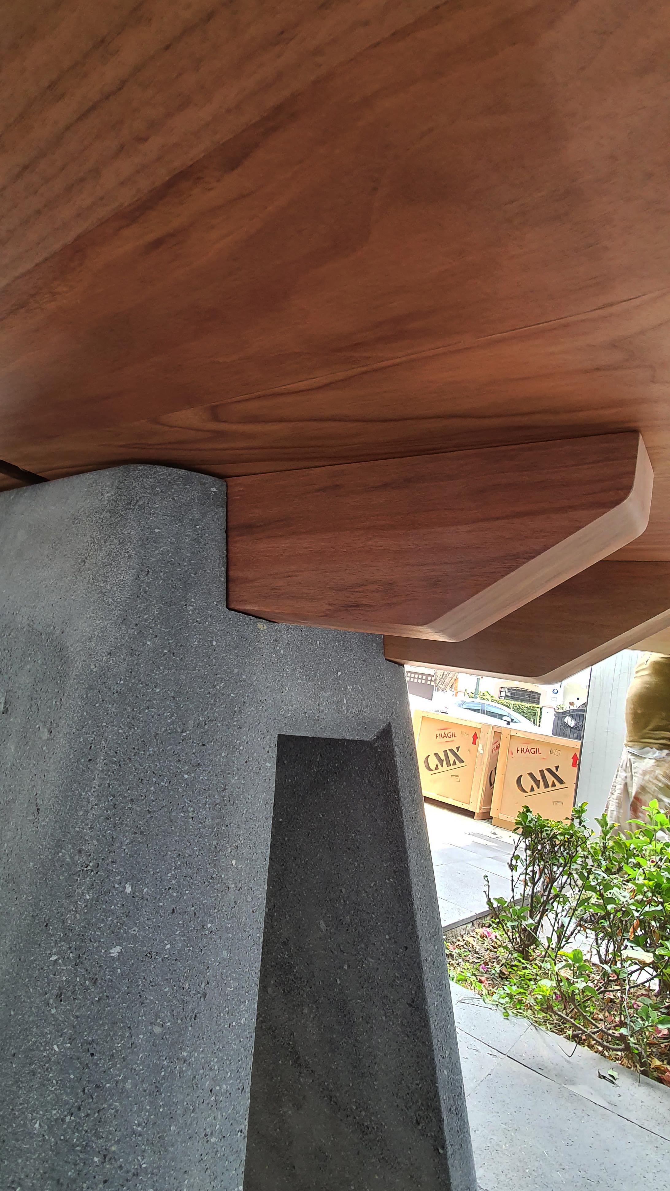Nashii, table de salle à manger sculpturale, pierre de lave et noyer par Ricardo Rodríguez Elía en vente 1