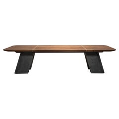 Nashii, table de salle à manger sculpturale, pierre de lave et noyer par Ricardo Rodríguez Elía