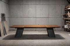 Nashii, tavolo da pranzo scultoreo in pietra lavica e legno massiccio di CMX