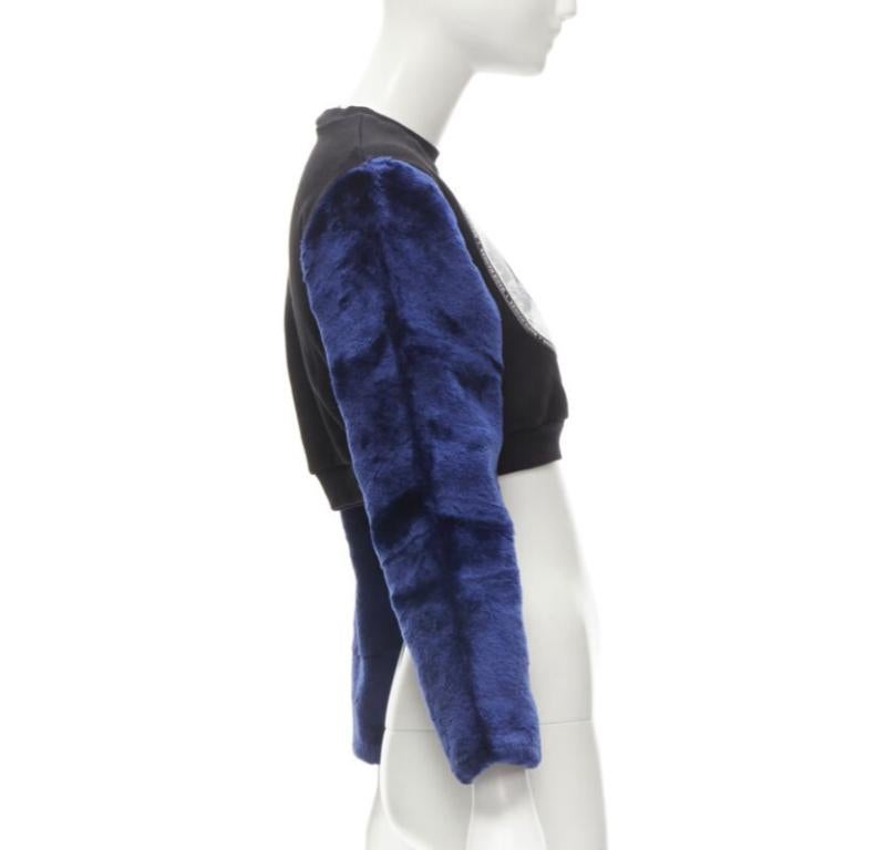 NASIR MAZHAR - Pull court à manches en fausse fourrure bleue avec imprimé en velours noir S Excellent état - En vente à Hong Kong, NT