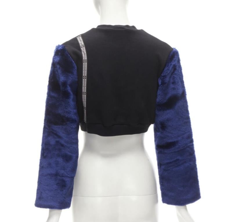 NASIR MAZHAR - Pull court à manches en fausse fourrure bleue avec imprimé en velours noir S Pour femmes en vente