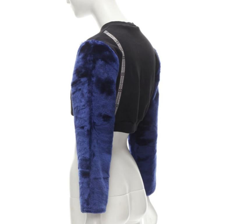 NASIR MAZHAR - Pull court à manches en fausse fourrure bleue avec imprimé en velours noir S en vente 1