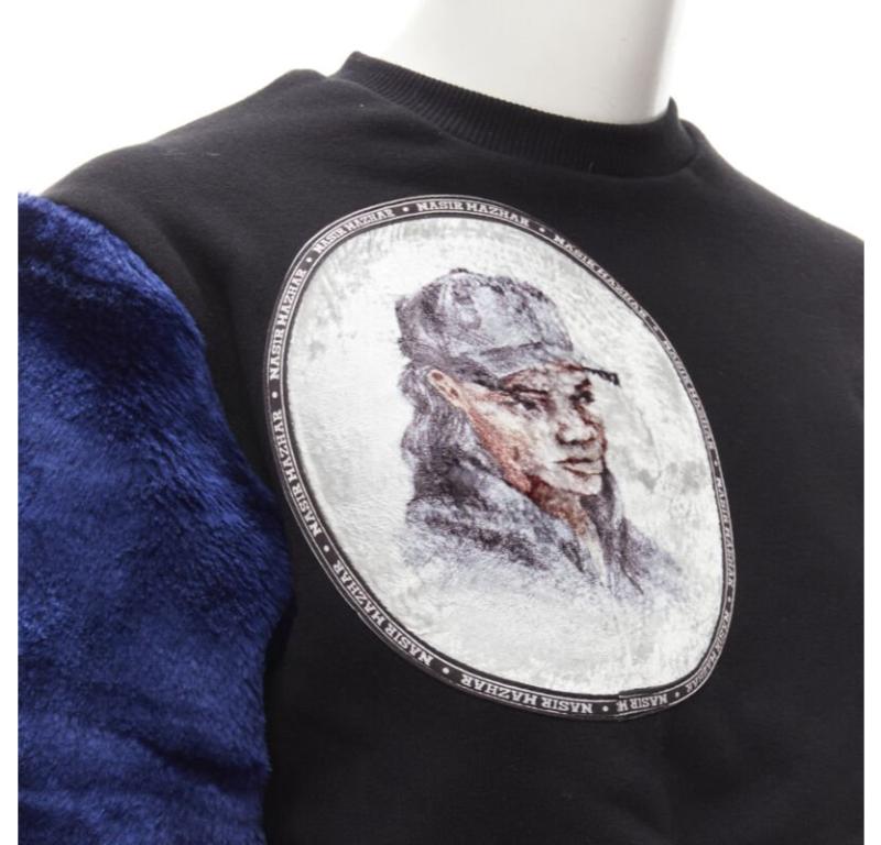 NASIR MAZHAR - Pull court à manches en fausse fourrure bleue avec imprimé en velours noir S en vente 2