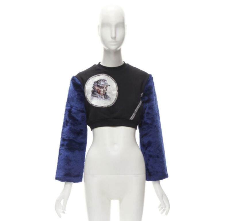 NASIR MAZHAR - Pull court à manches en fausse fourrure bleue avec imprimé en velours noir S en vente 4