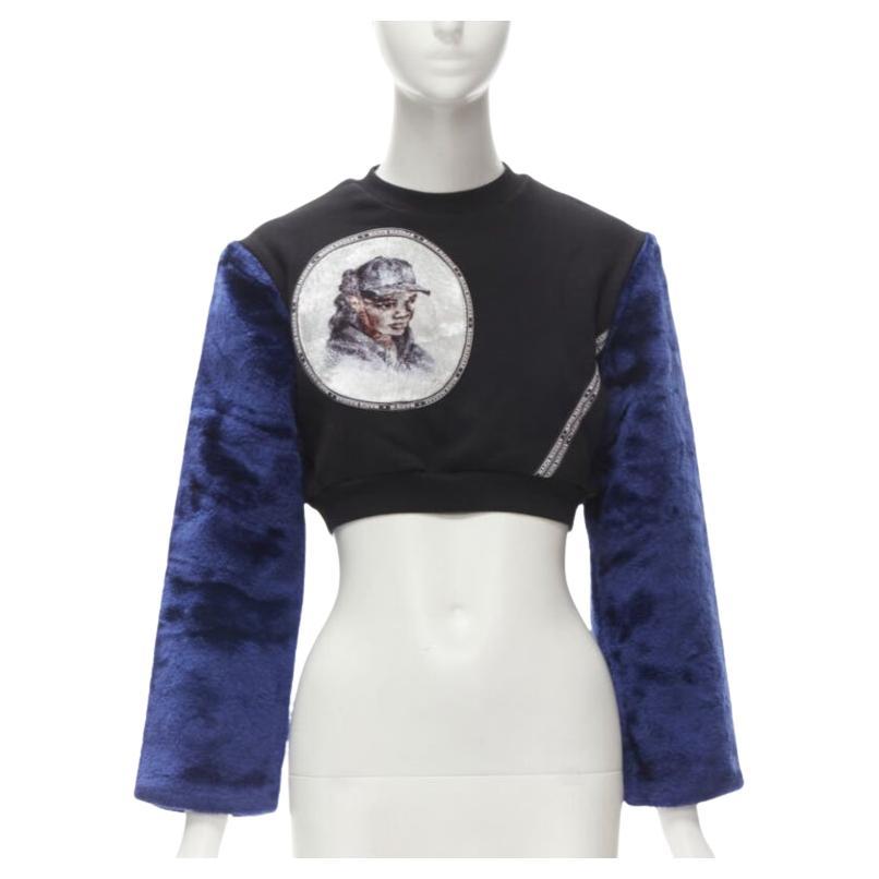 NASIR MAZHAR - Pull court à manches en fausse fourrure bleue avec imprimé en velours noir S en vente
