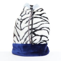 NASIR MAZHAR schwarz weiß blau gelb Kunstfell Logo Band Rucksack
