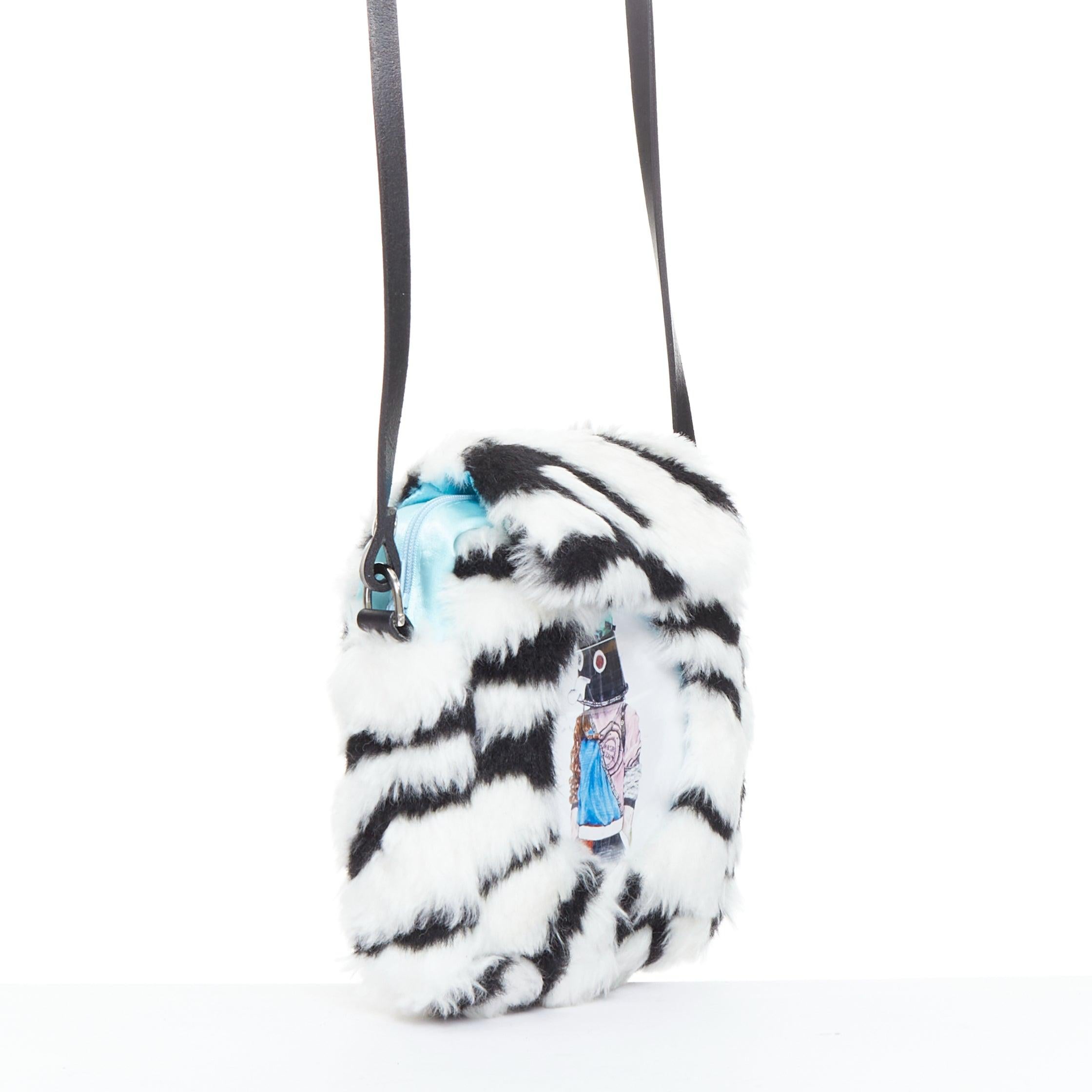 Grigio NASIR MAZHAR borsa piccola in pelliccia sintetica bianca e nera con cartone animato in vendita