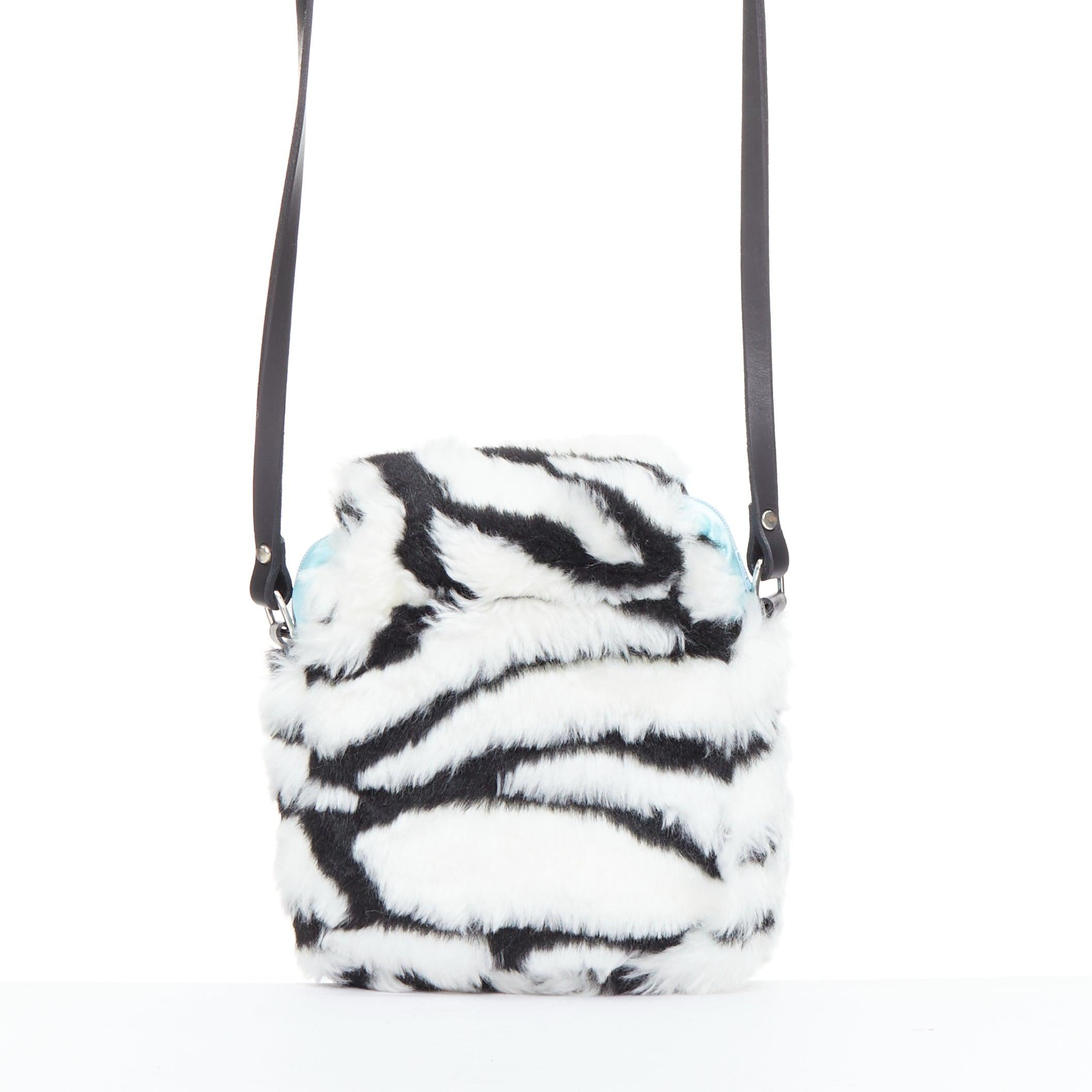 Donna NASIR MAZHAR borsa piccola in pelliccia sintetica bianca e nera con cartone animato in vendita