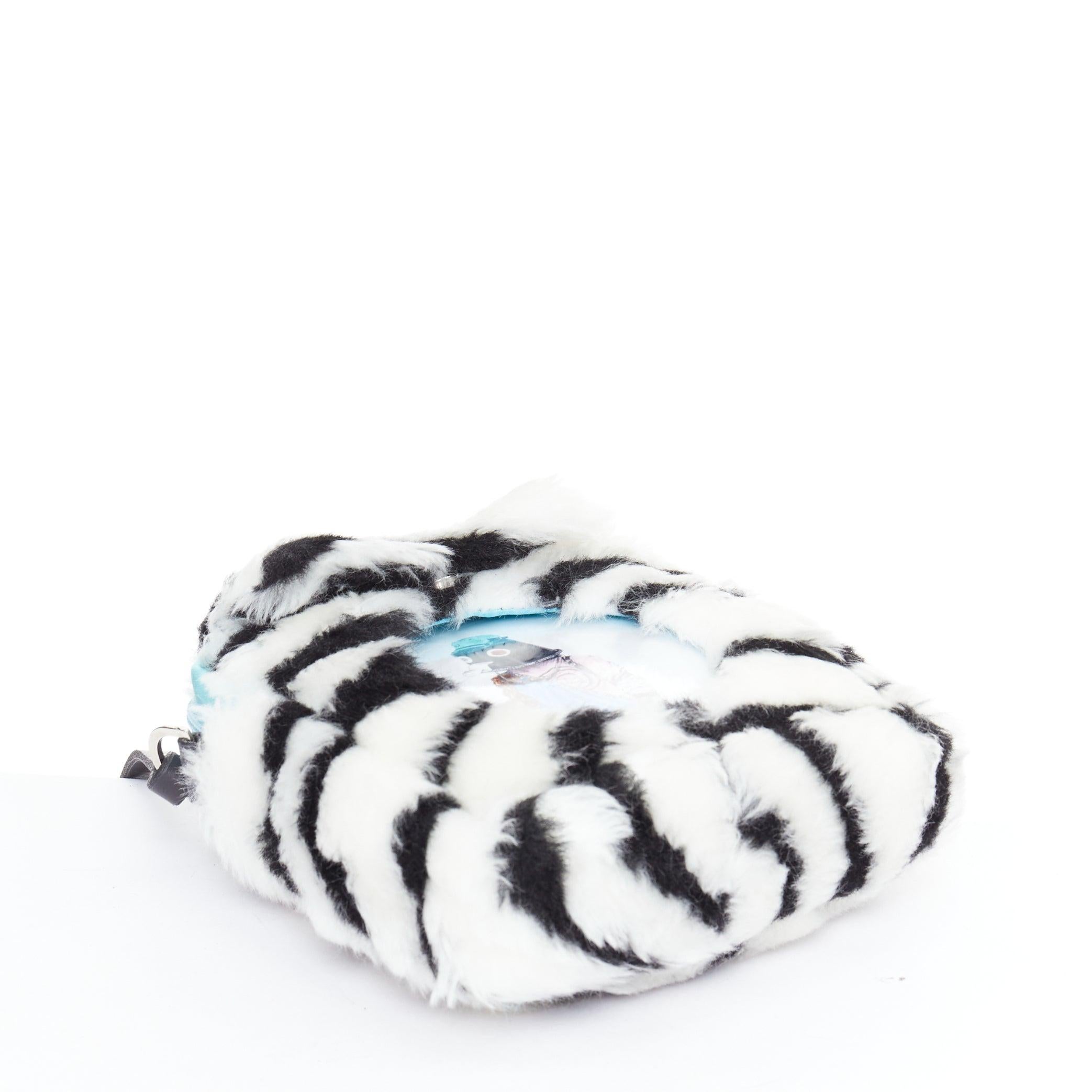 NASIR MAZHAR borsa piccola in pelliccia sintetica bianca e nera con cartone animato in vendita 1