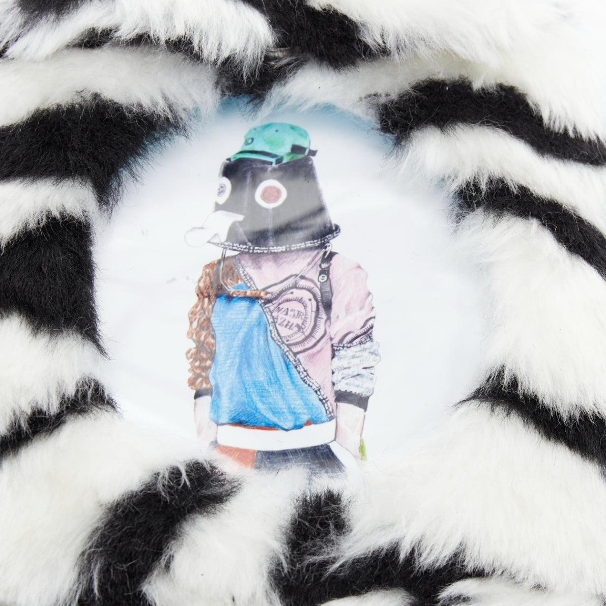 NASIR MAZHAR borsa piccola in pelliccia sintetica bianca e nera con cartone animato in vendita 2