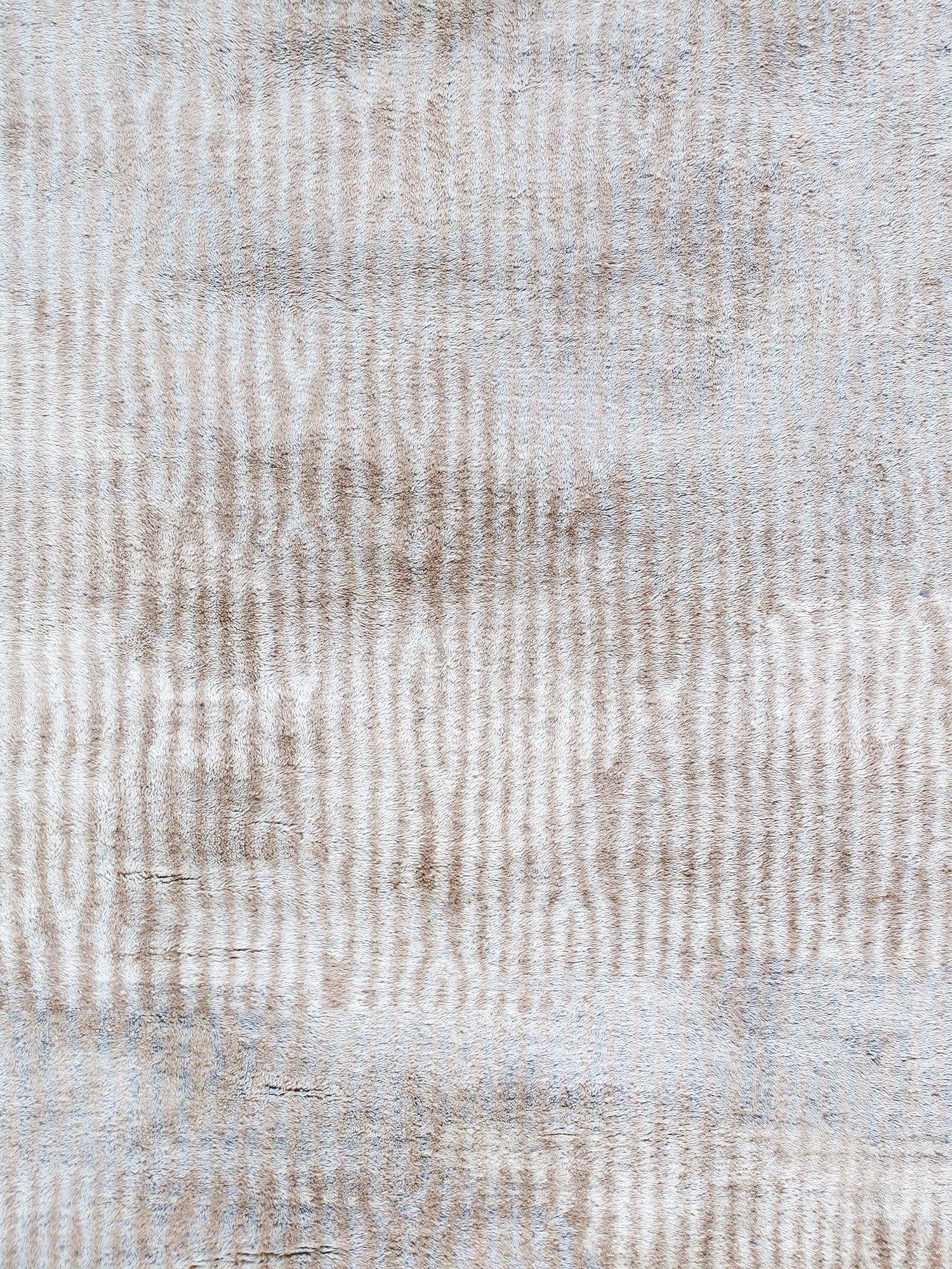 Dieser original marokkanische Teppich ist den Beni Ourain-Teppichen nachempfunden, die jahrhundertelang von den nomadischen Berberstämmen in Nordafrika hergestellt wurden.  Die Beni Ourain-Teppiche zeichnen sich durch ihre geometrischen Linien aus,